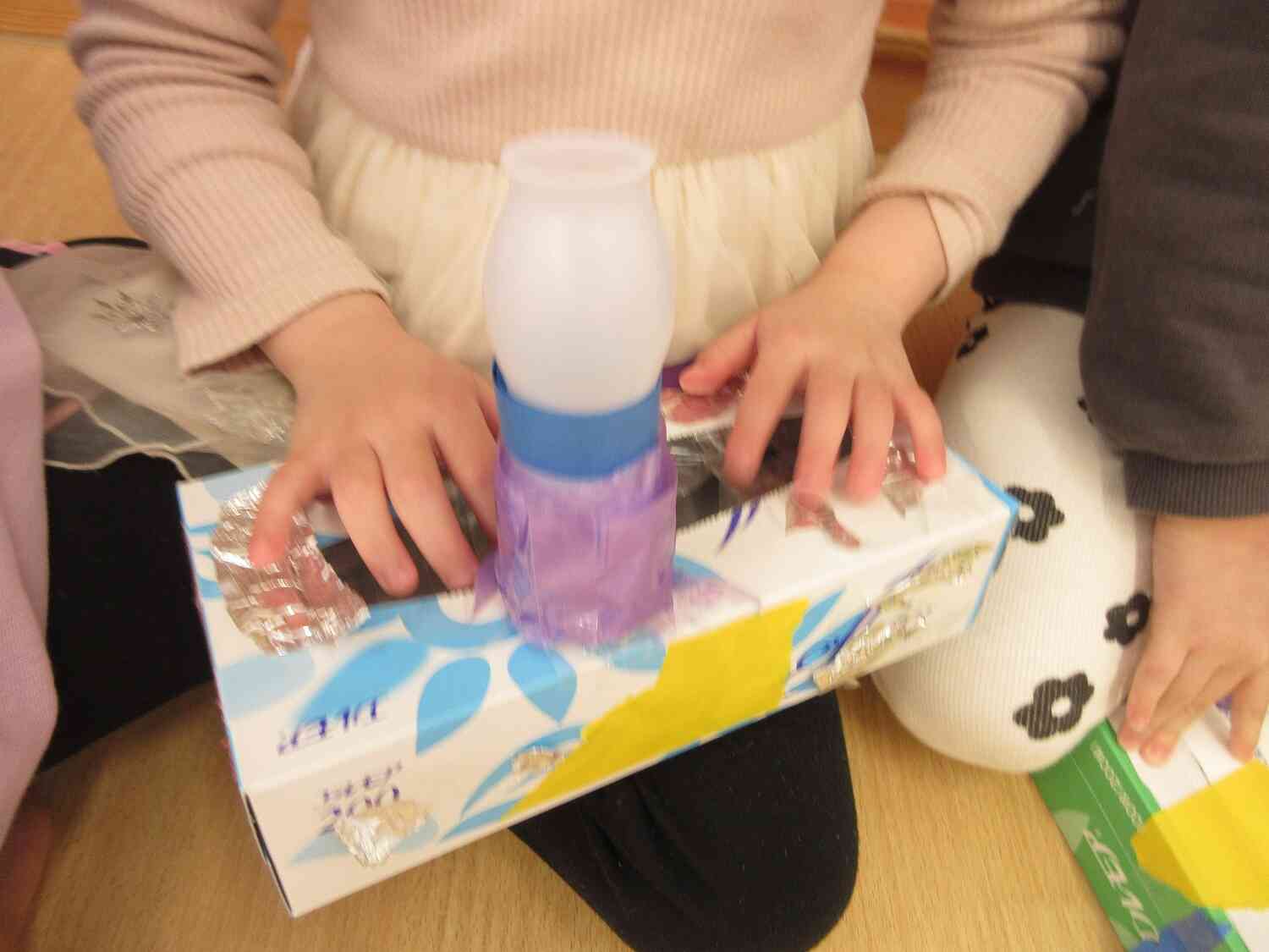 これはピアノ！叩くと、アルミホイルをはったから、ペチペチするよ！