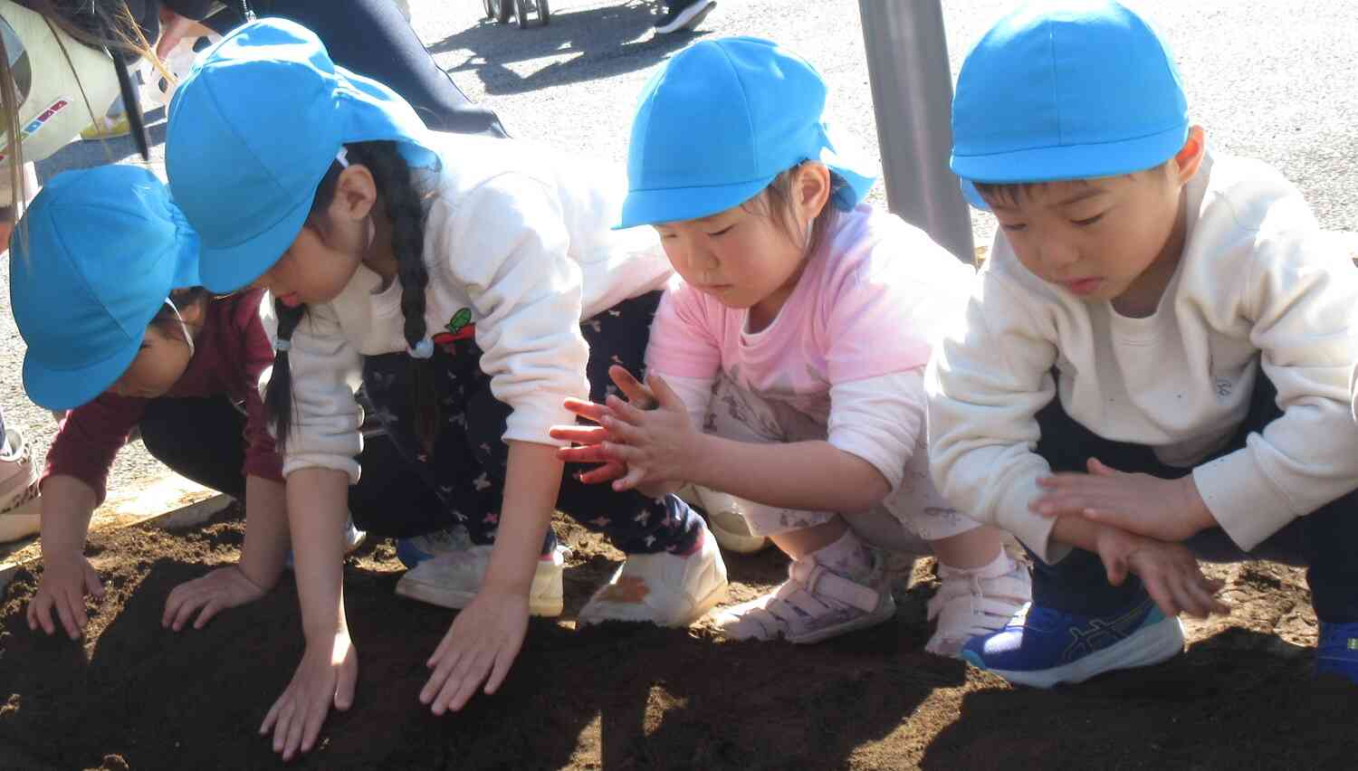 土の感触も味わいました☆