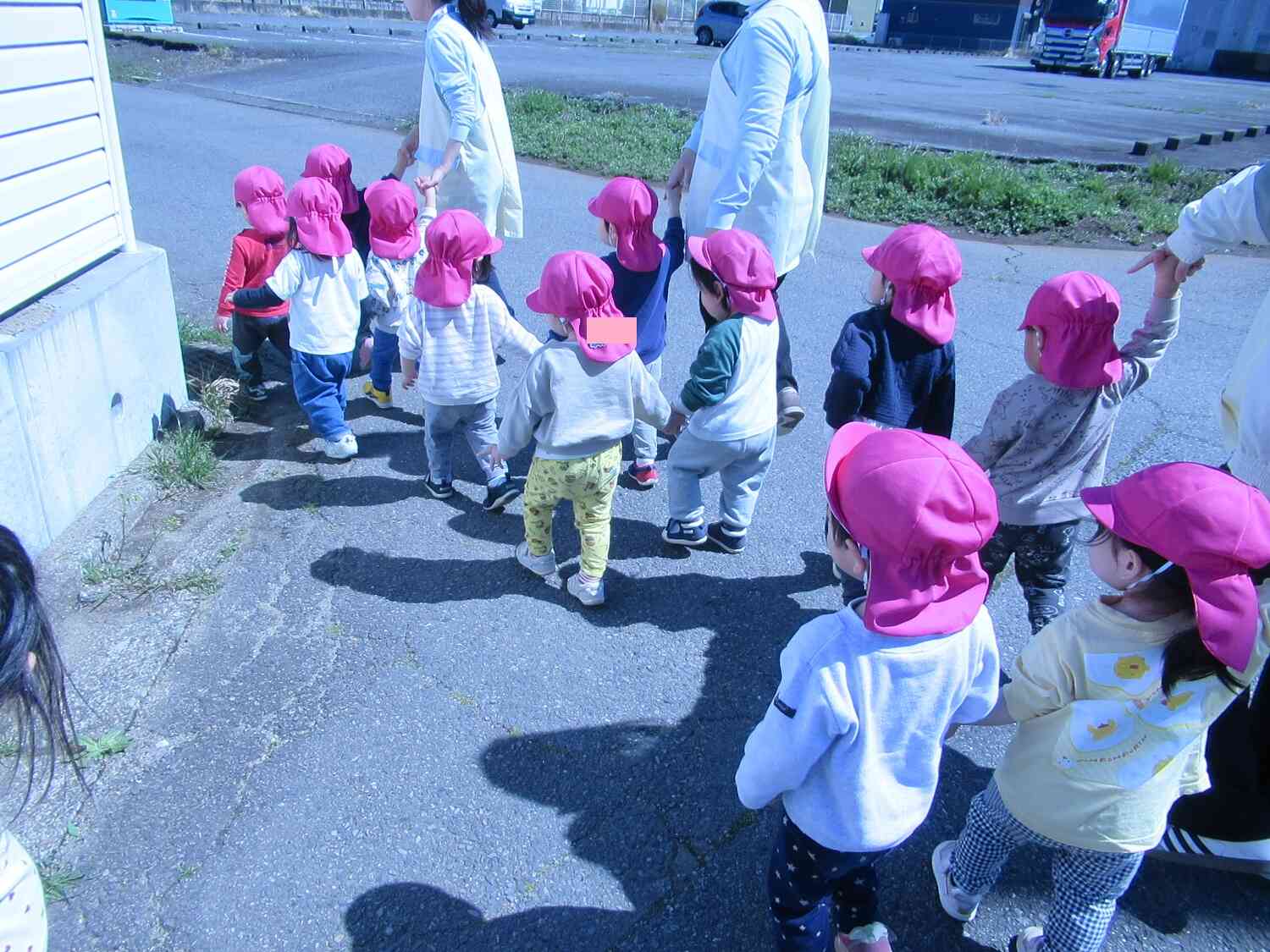 お友だちと手を繋いで歩く練習もしています♪
