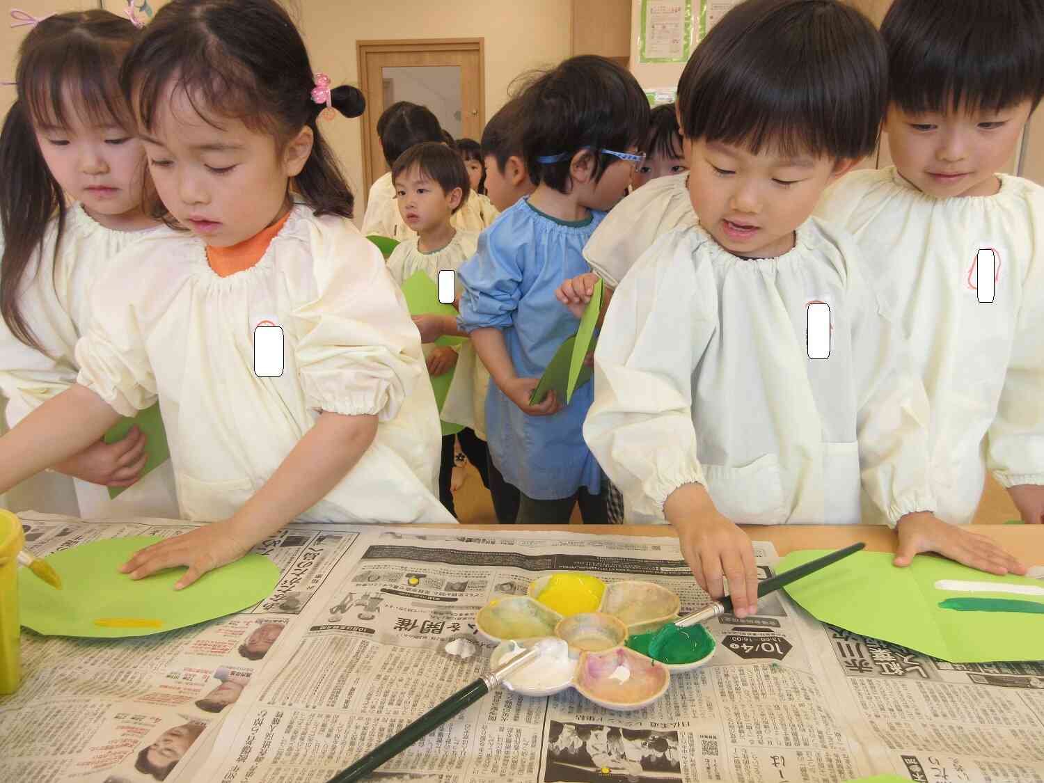 筆に絵の具をたっぷりつけて・・・