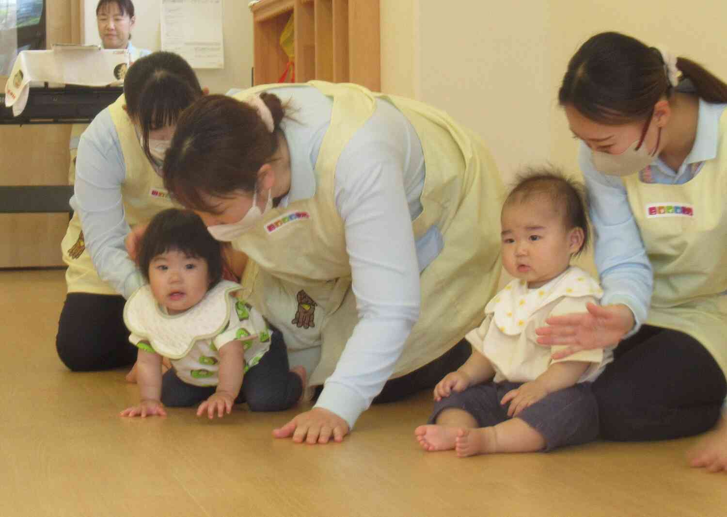 ひよこ組のお友だちもハイハイで参加します！！