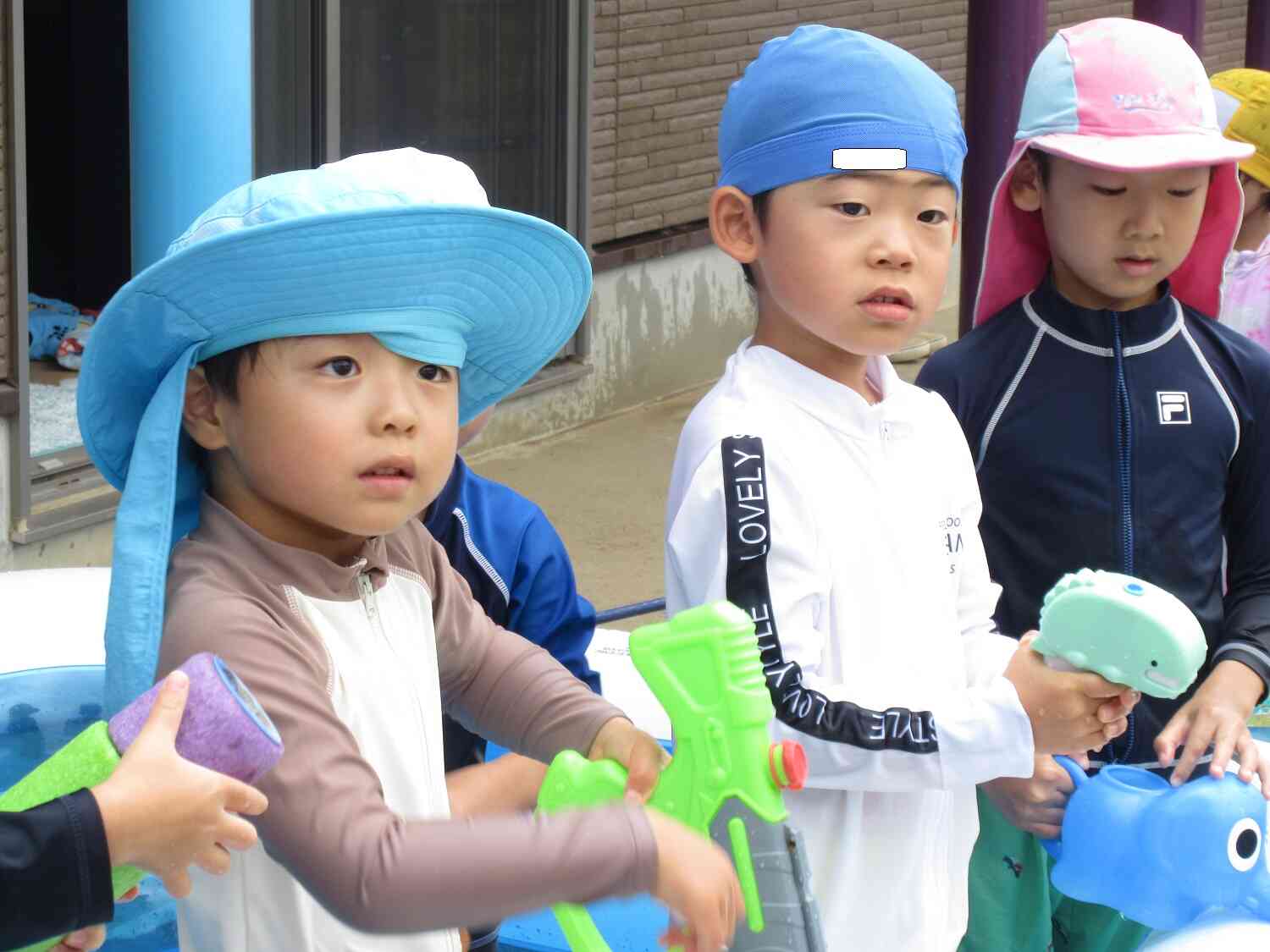 水鉄砲に水を入れて…！！