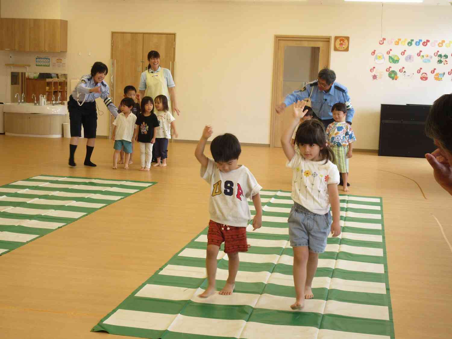 横断歩道を渡ります！！