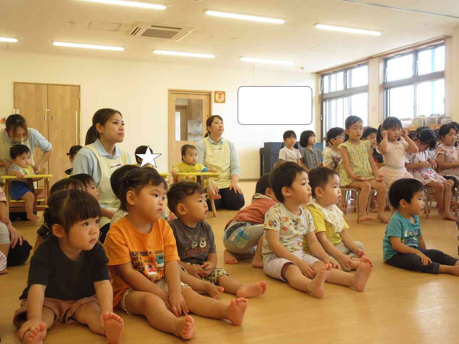 小さなクラスのお友達もよく聞いています♪