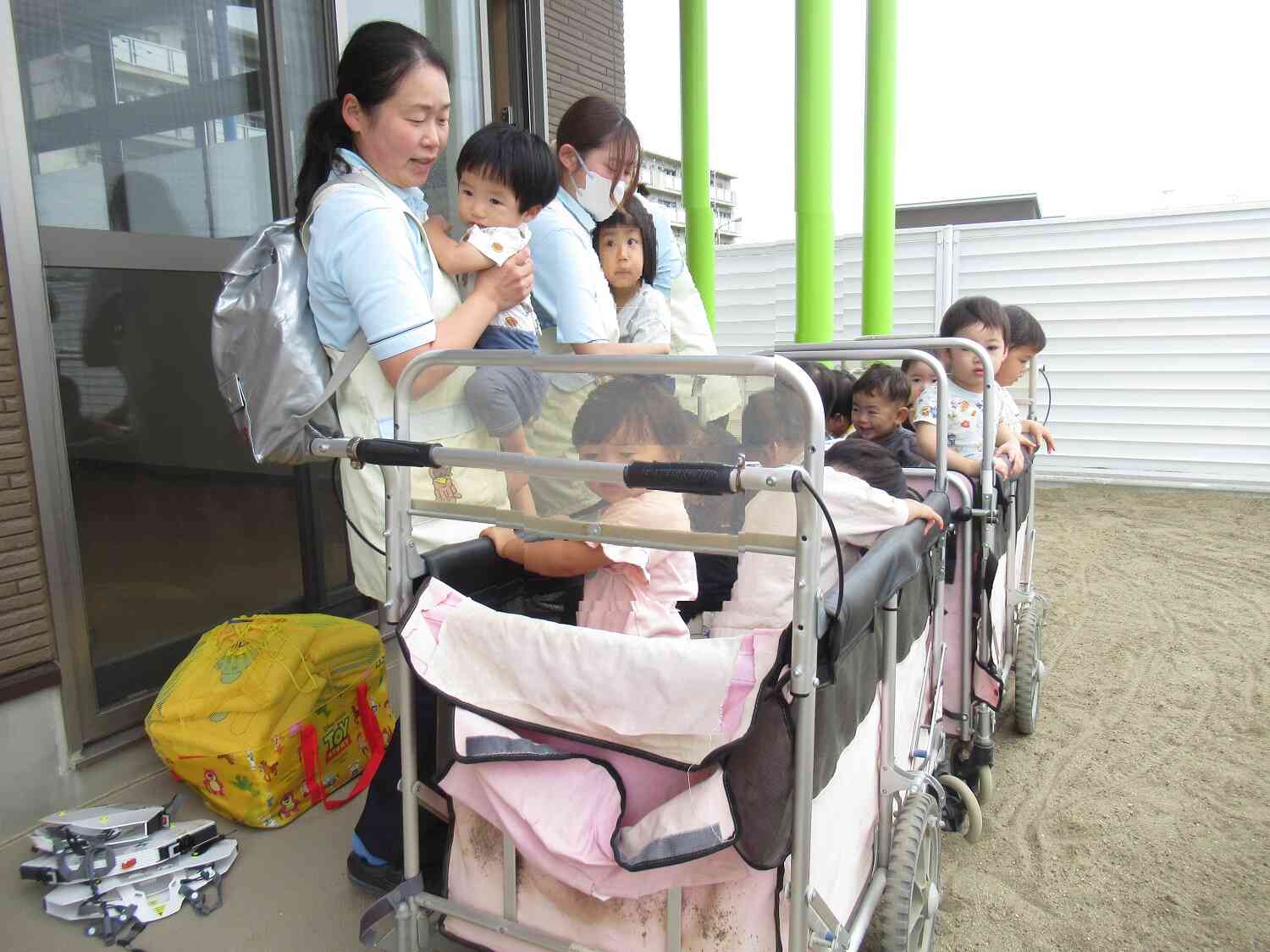 小さいながらも、一生懸命先生たちの話しを聞いています。