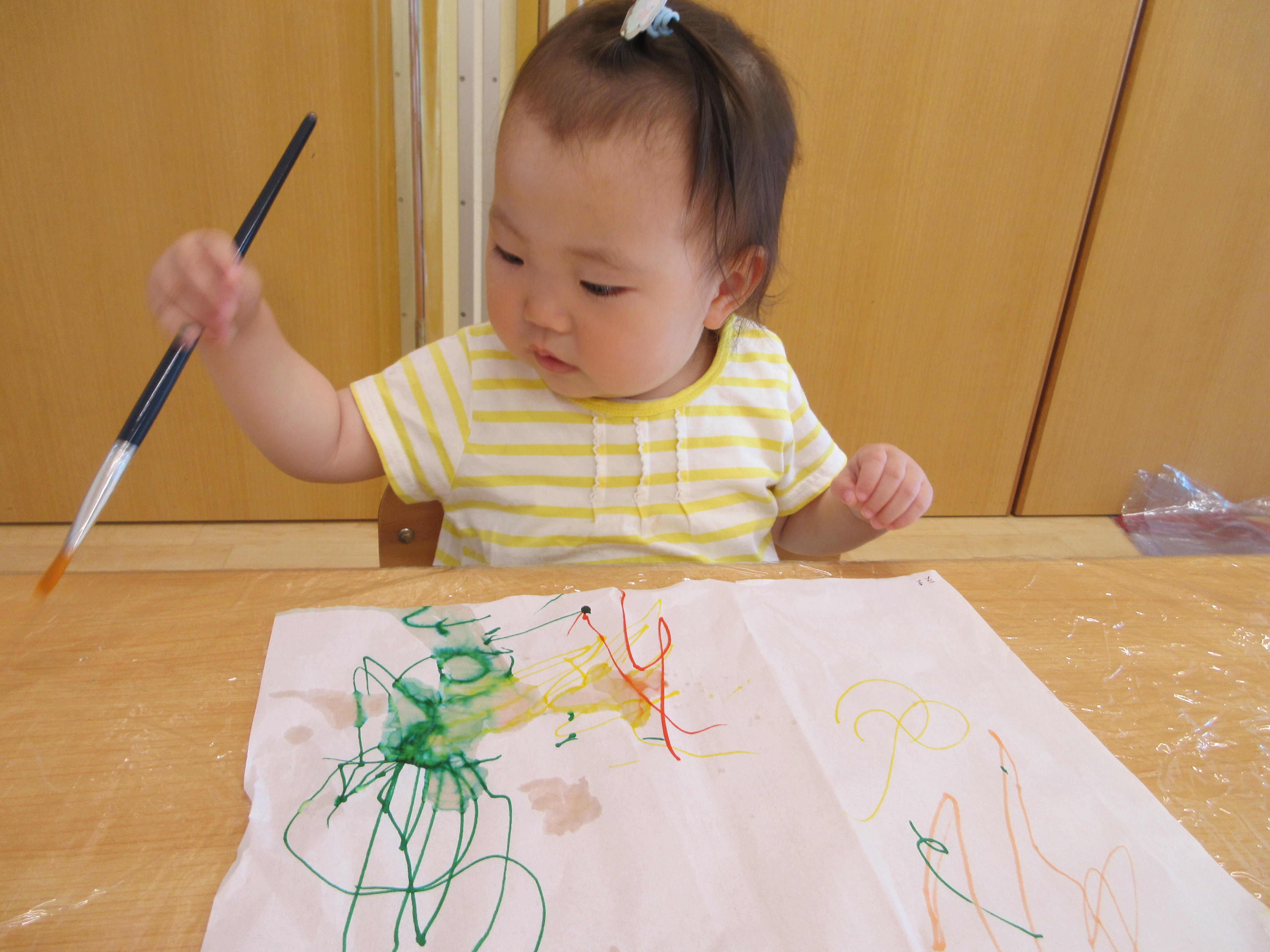 筆を持って…チョン！1人で出来るよ！