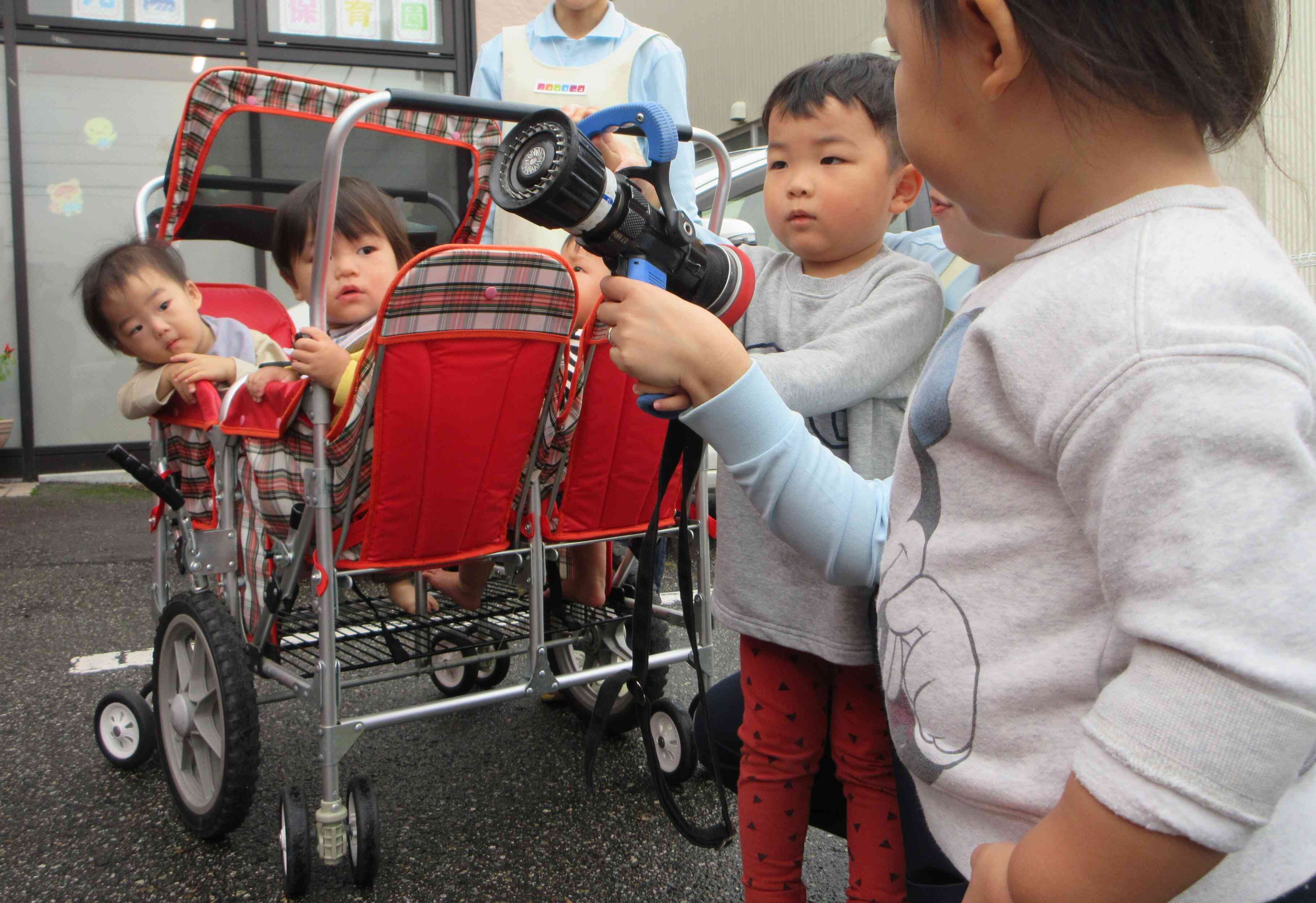 0歳児のお友達も興味津々!