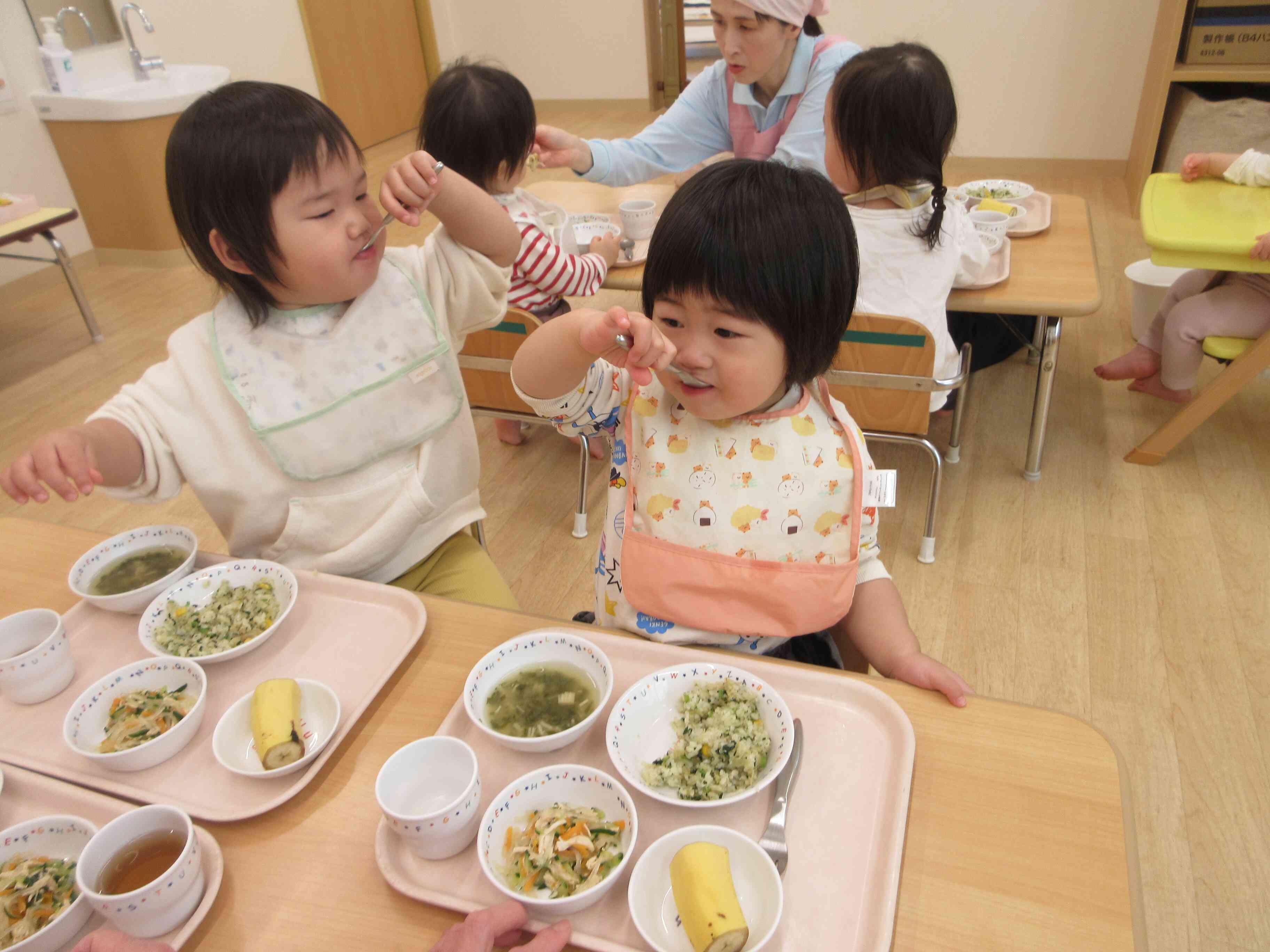人参とタマネギみつけた！大きいお口であ～ん！