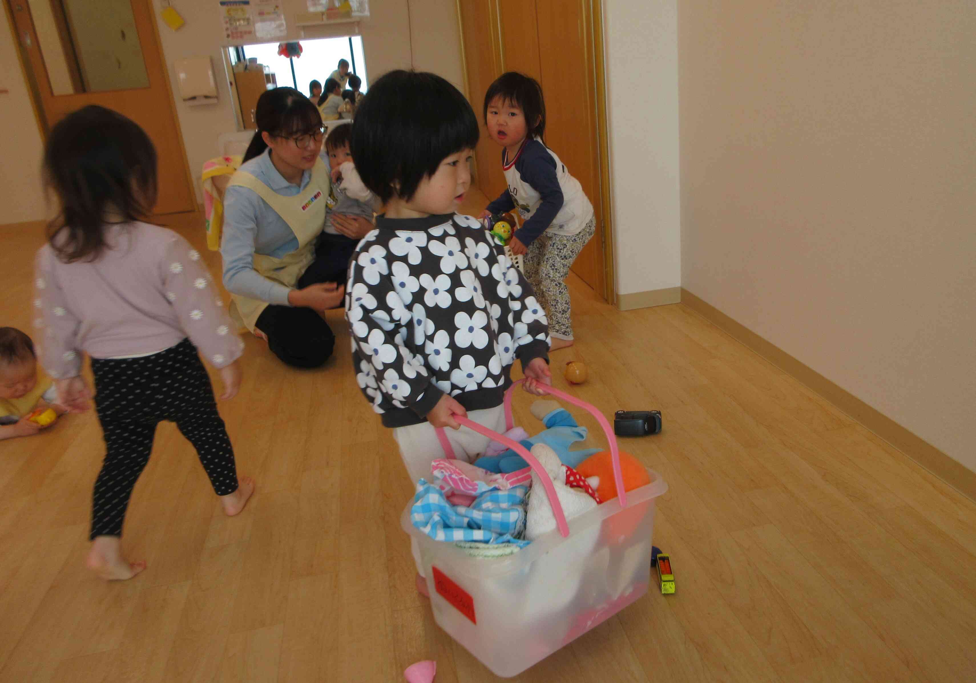 お部屋でも楽しく仲良く遊んでいますよ