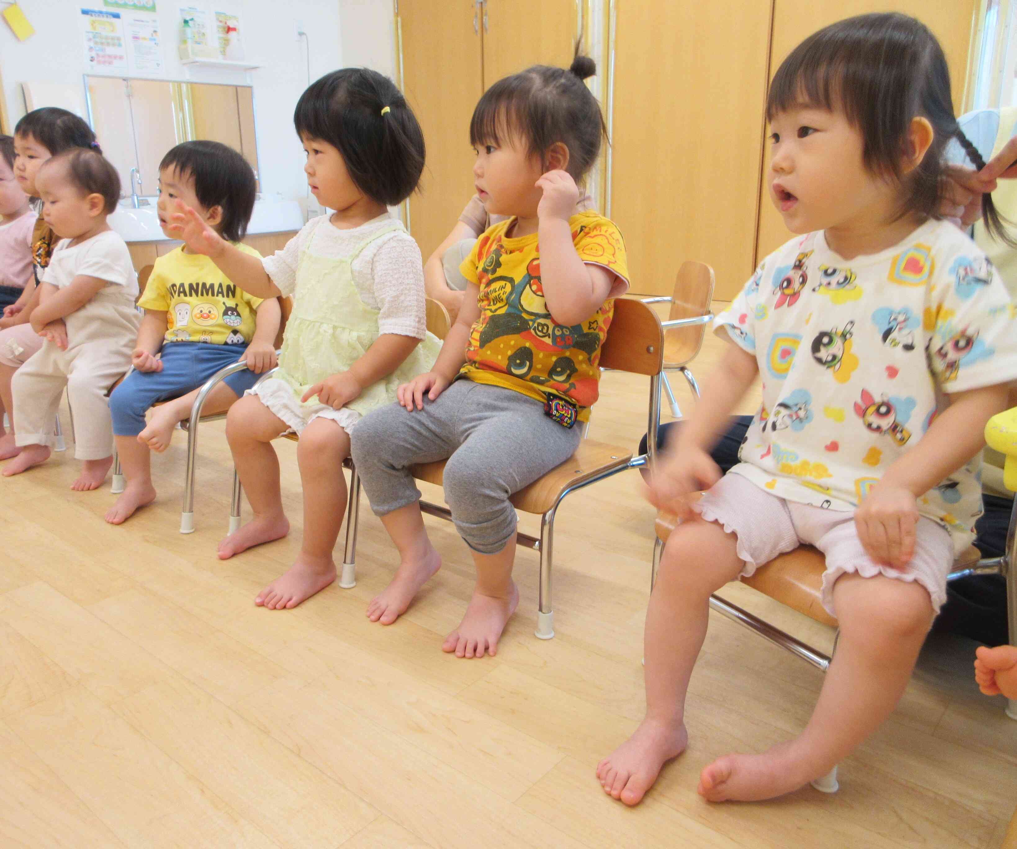 座って歌うハローソングはもう完璧です♪