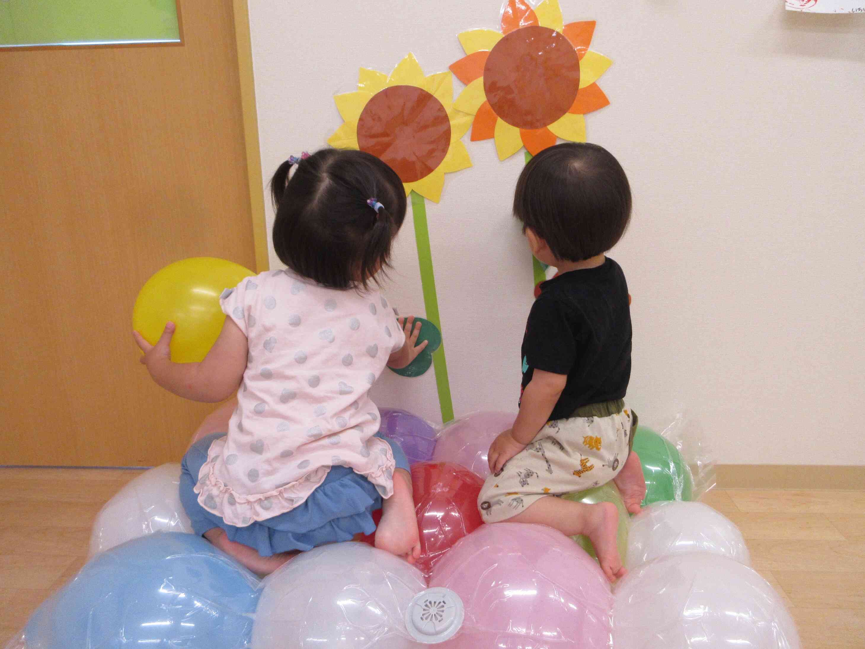 二人で仲良く座ってお話し中です♪