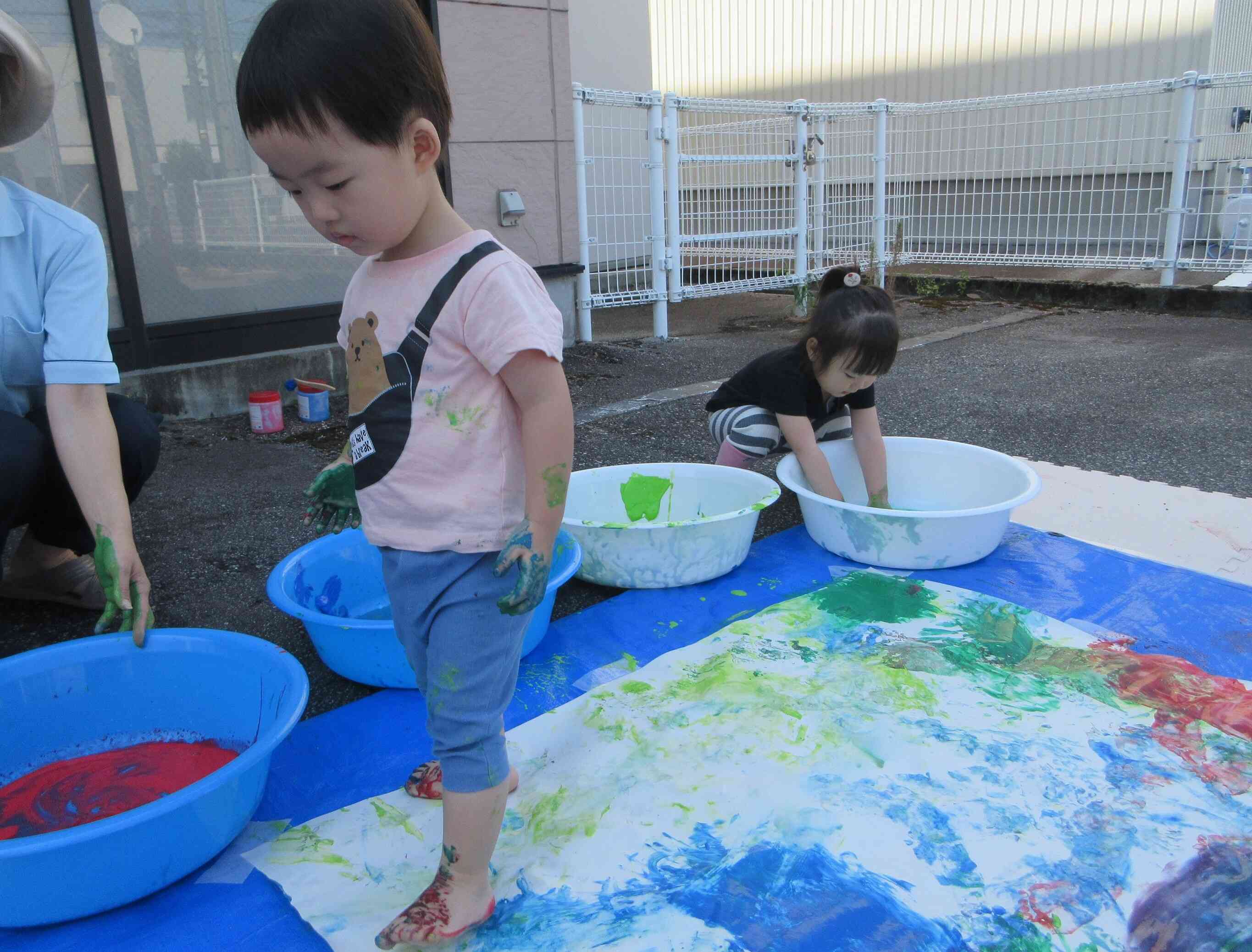 足でもペタペタ