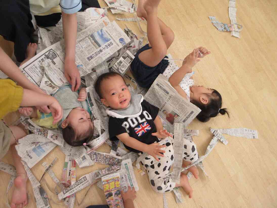 新聞紙のお布団にごろーん