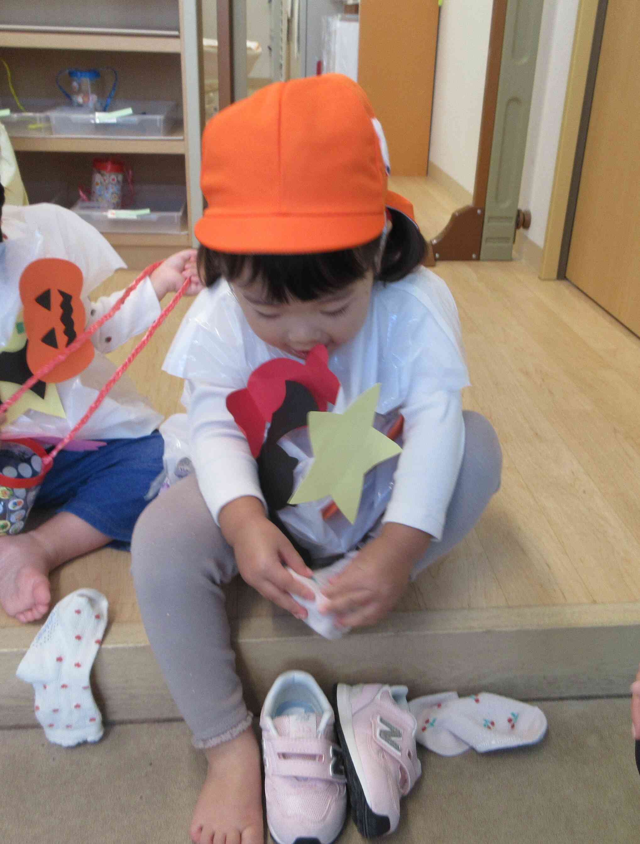 お散歩の準備！少しづつ自分で履ける子が増えてきました！