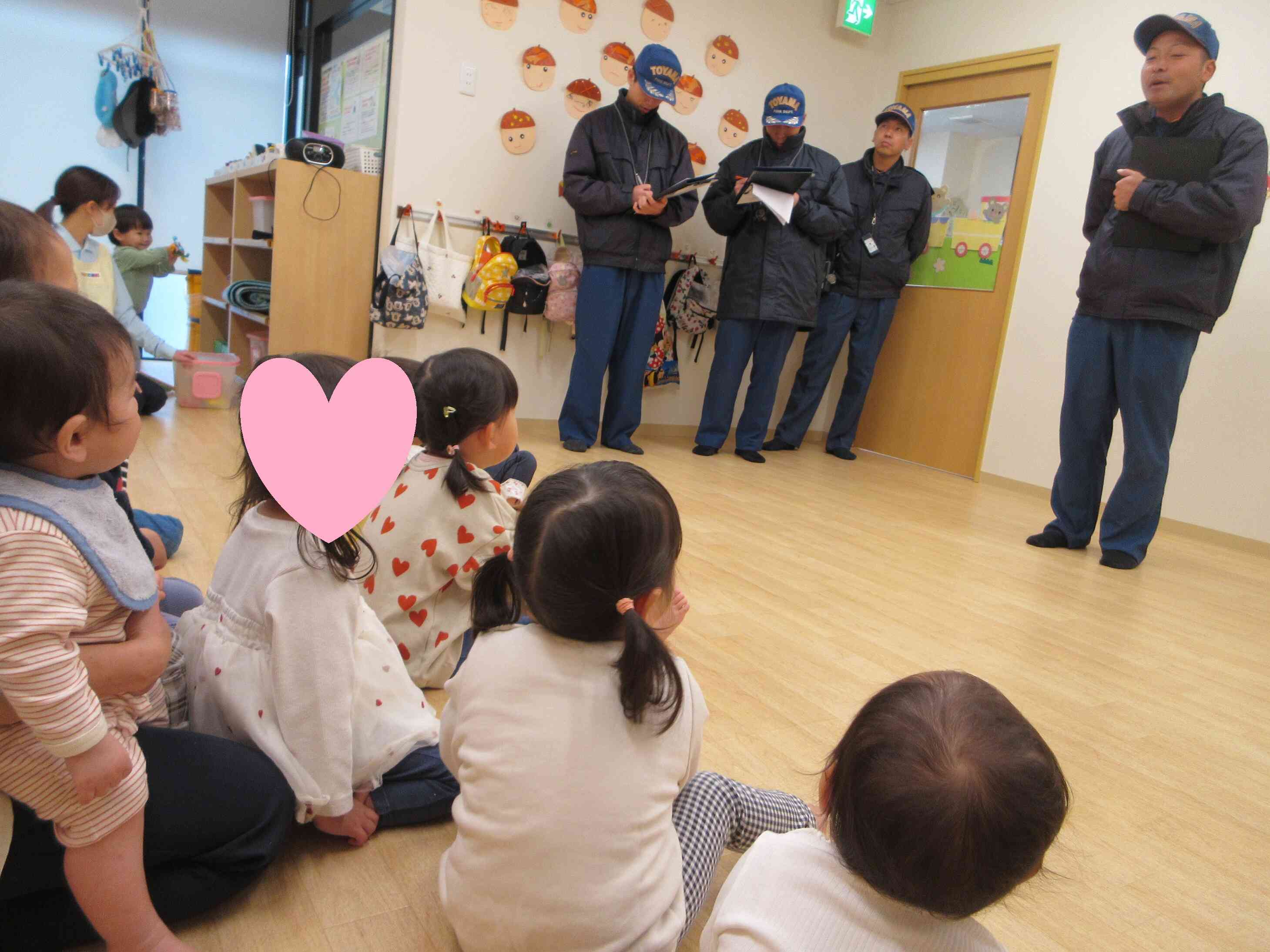 座ってお話を上手に聞いています!