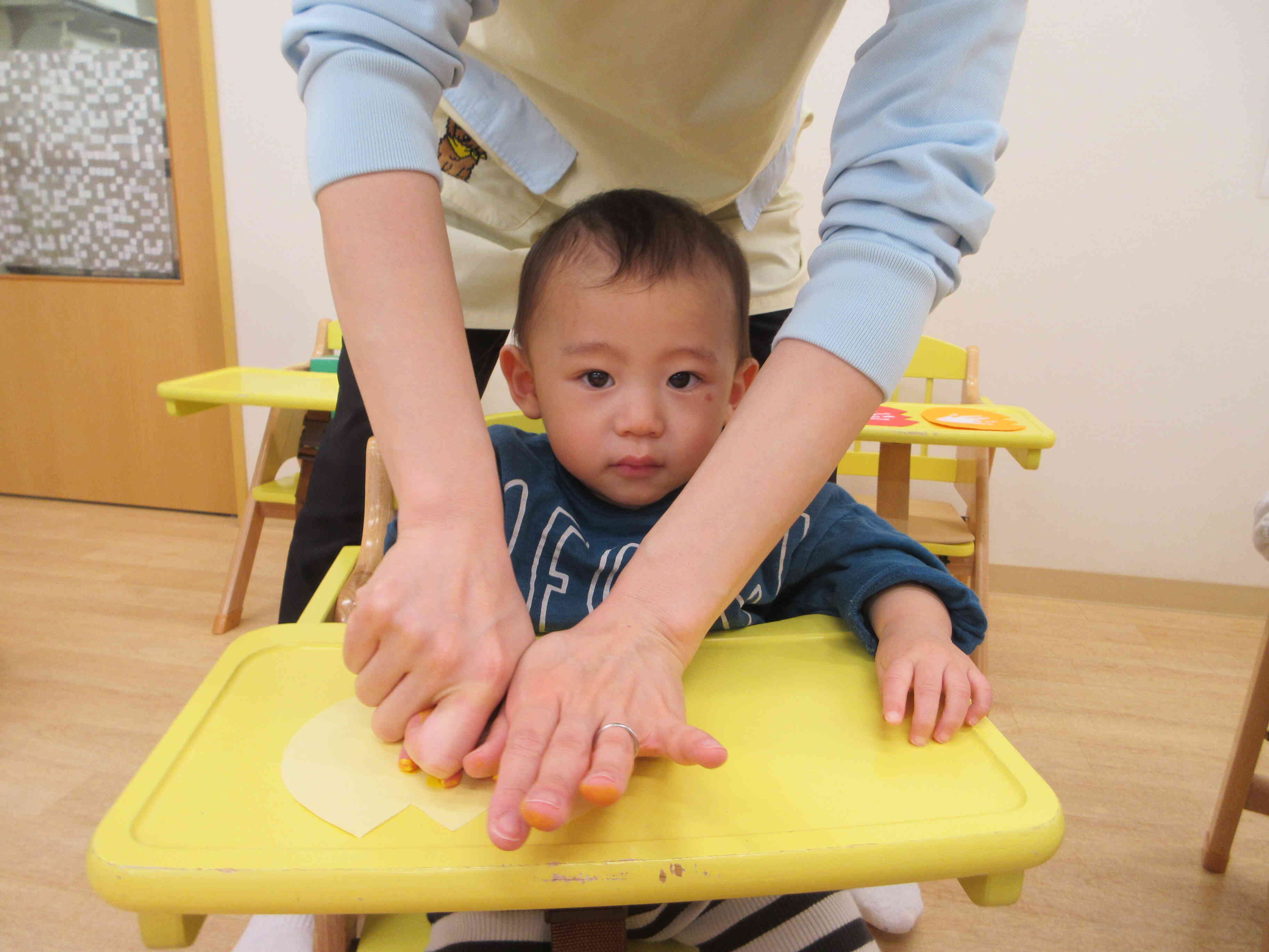 おてて　ぺったん！