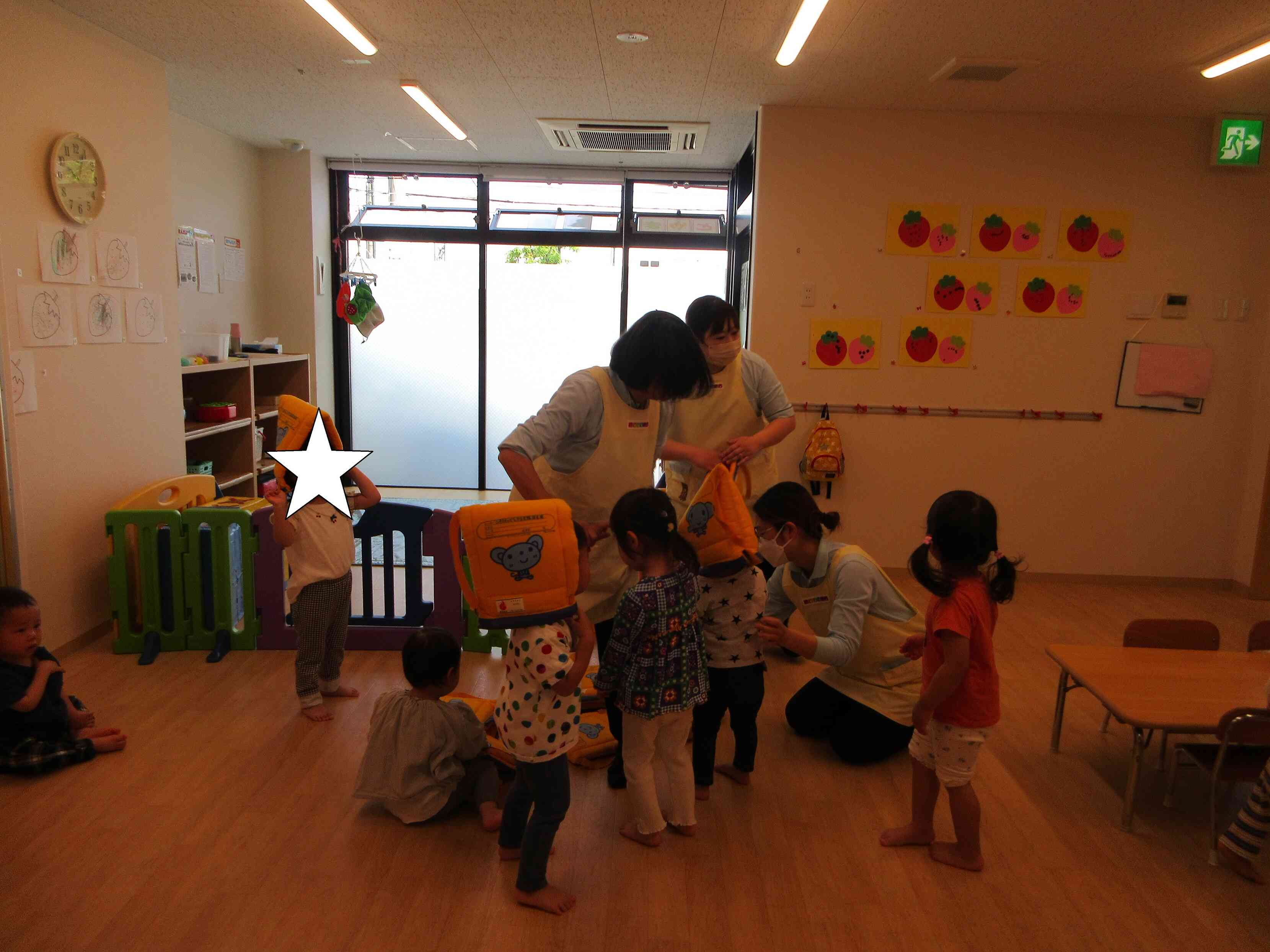 防災頭巾で頭を守ろうね!