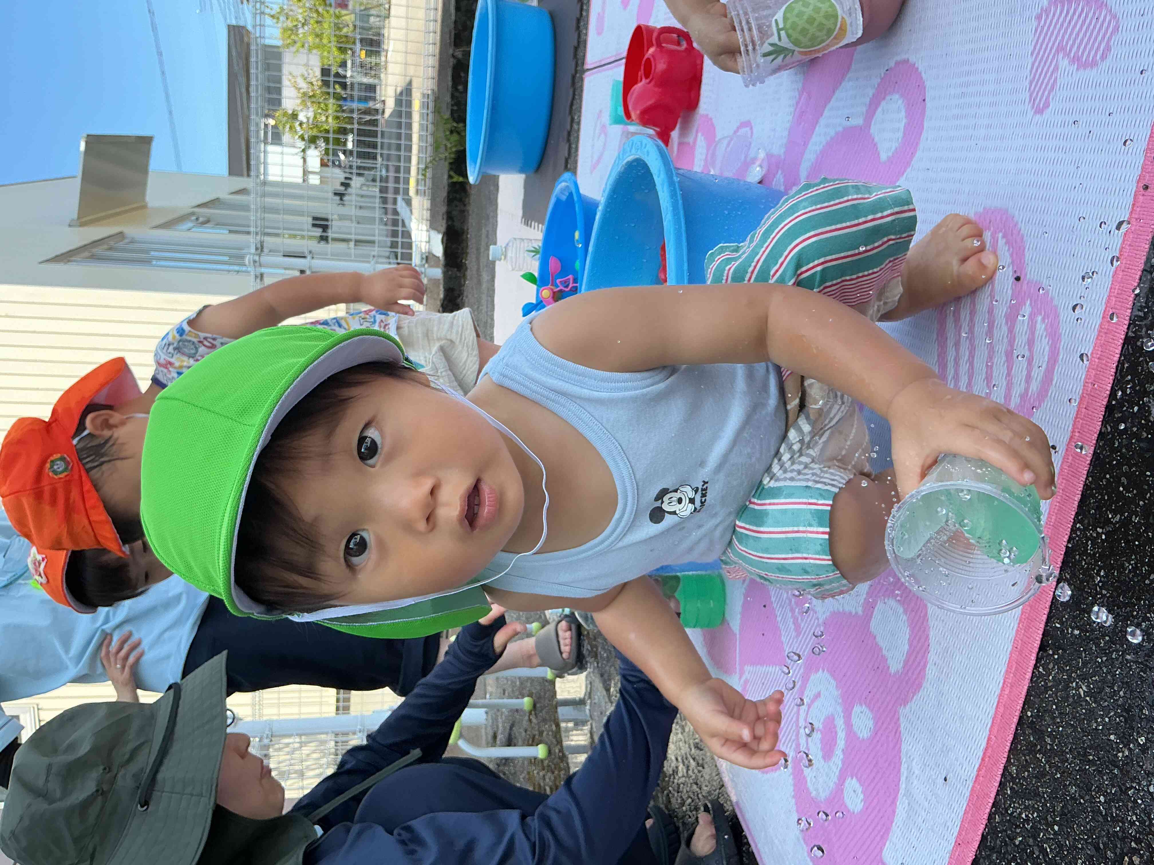 お外に出て色水遊びも楽しみました!楽しいね♪