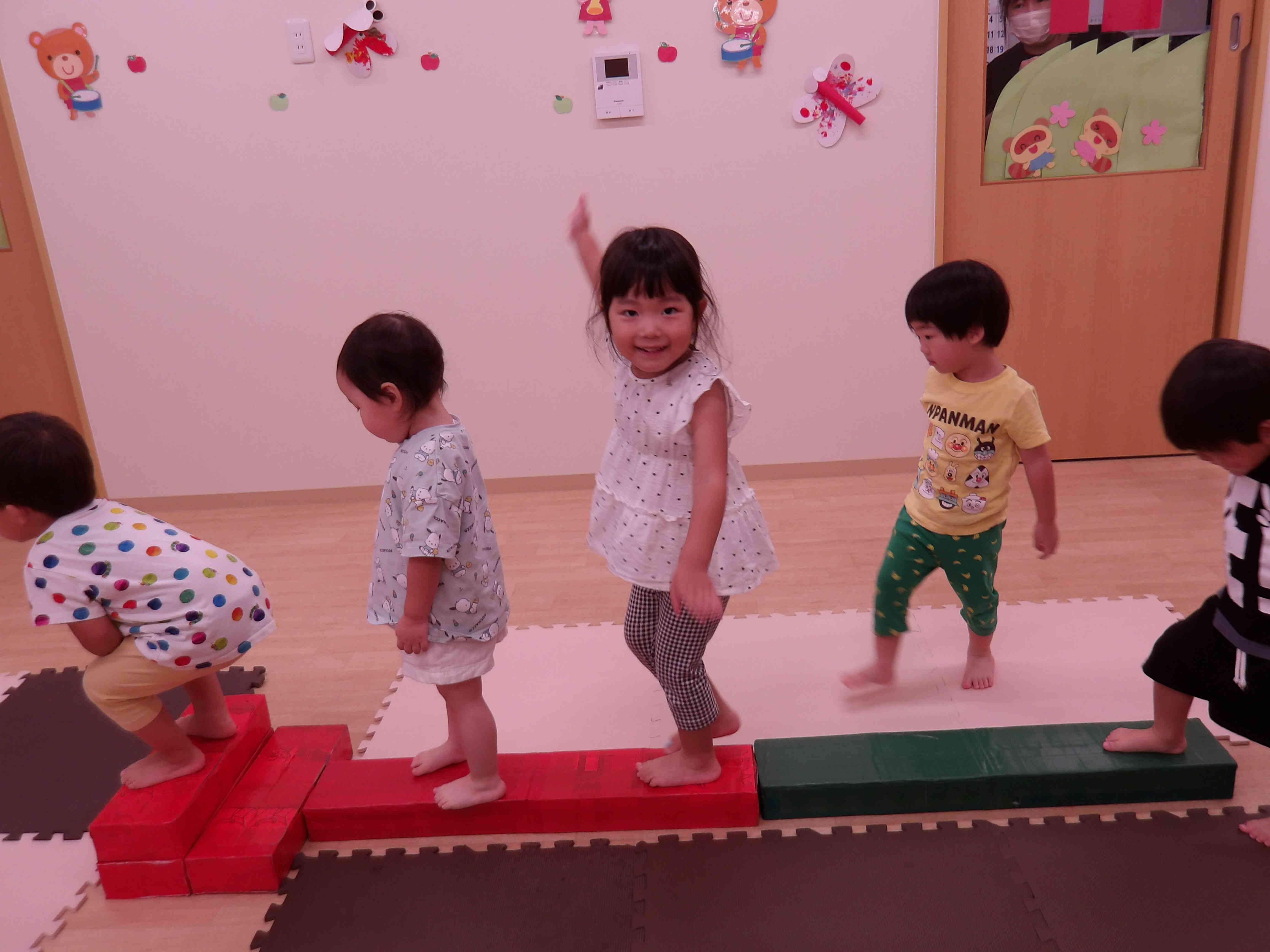 ２歳児クラスの子どもたち♪上手に渡って最後はジャンプ♪