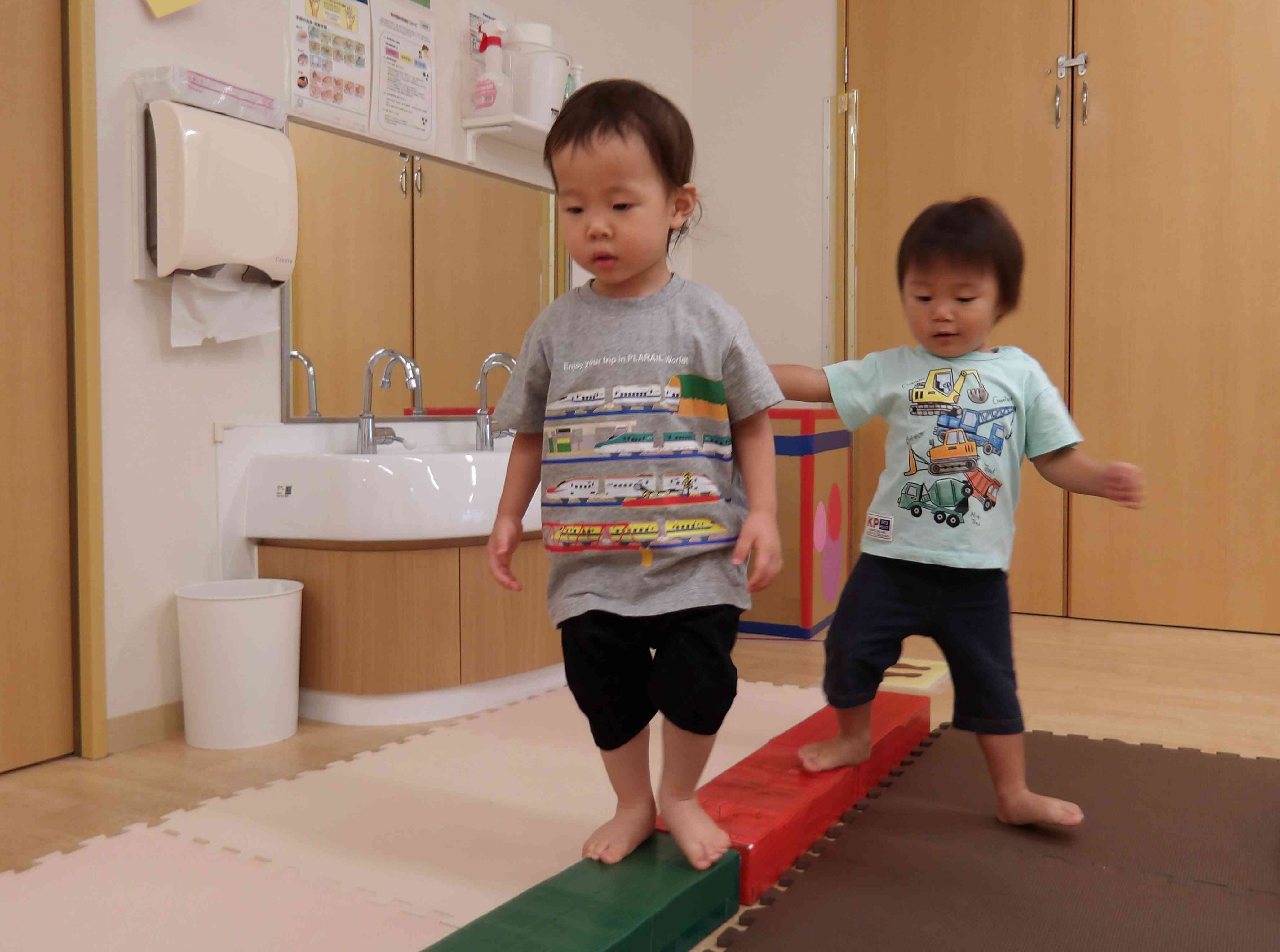 おっとっと…！最後まで渡れるかな？