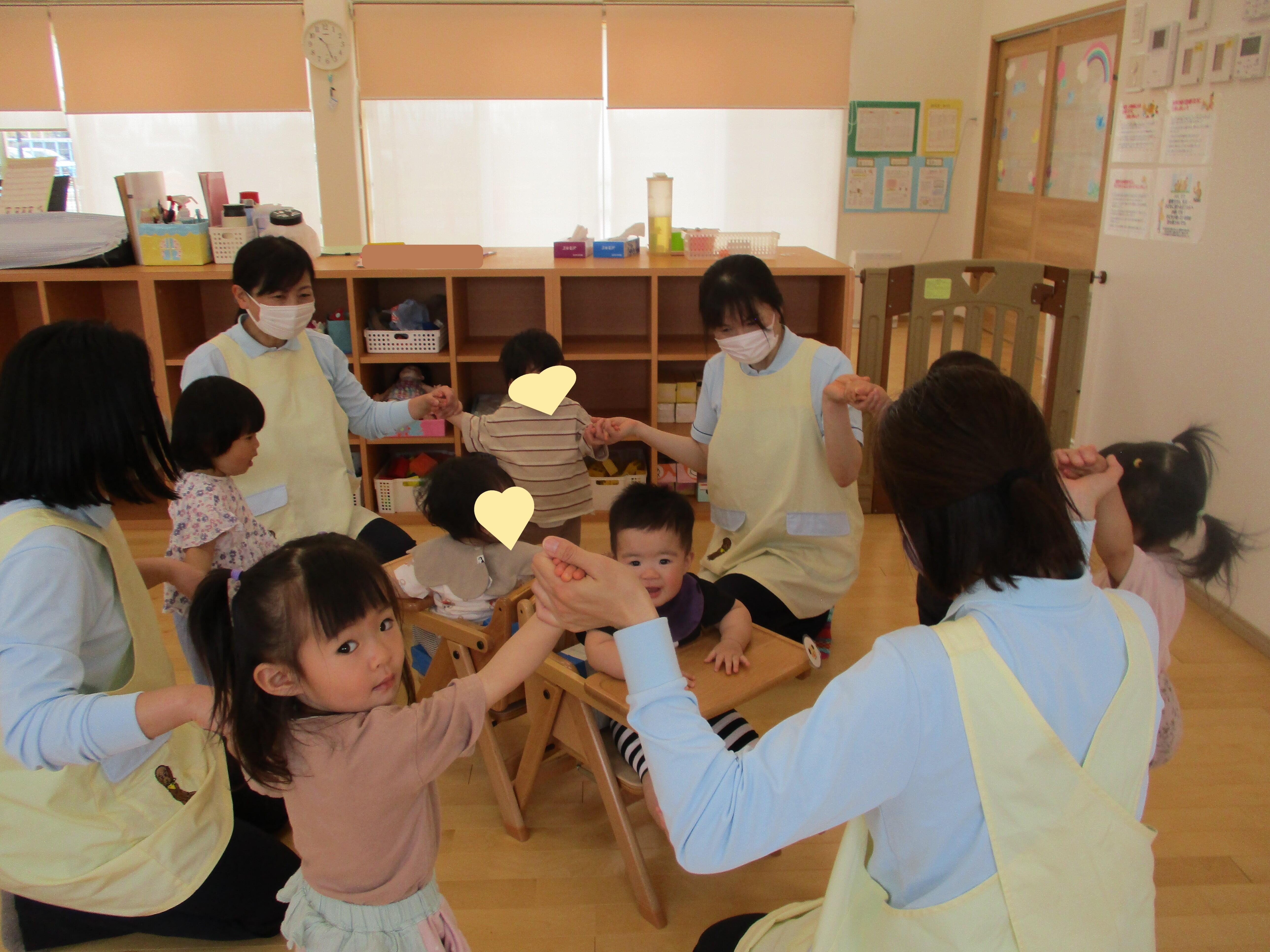 みんなで「せんせいとおともだち」を手をつないでうたいました。