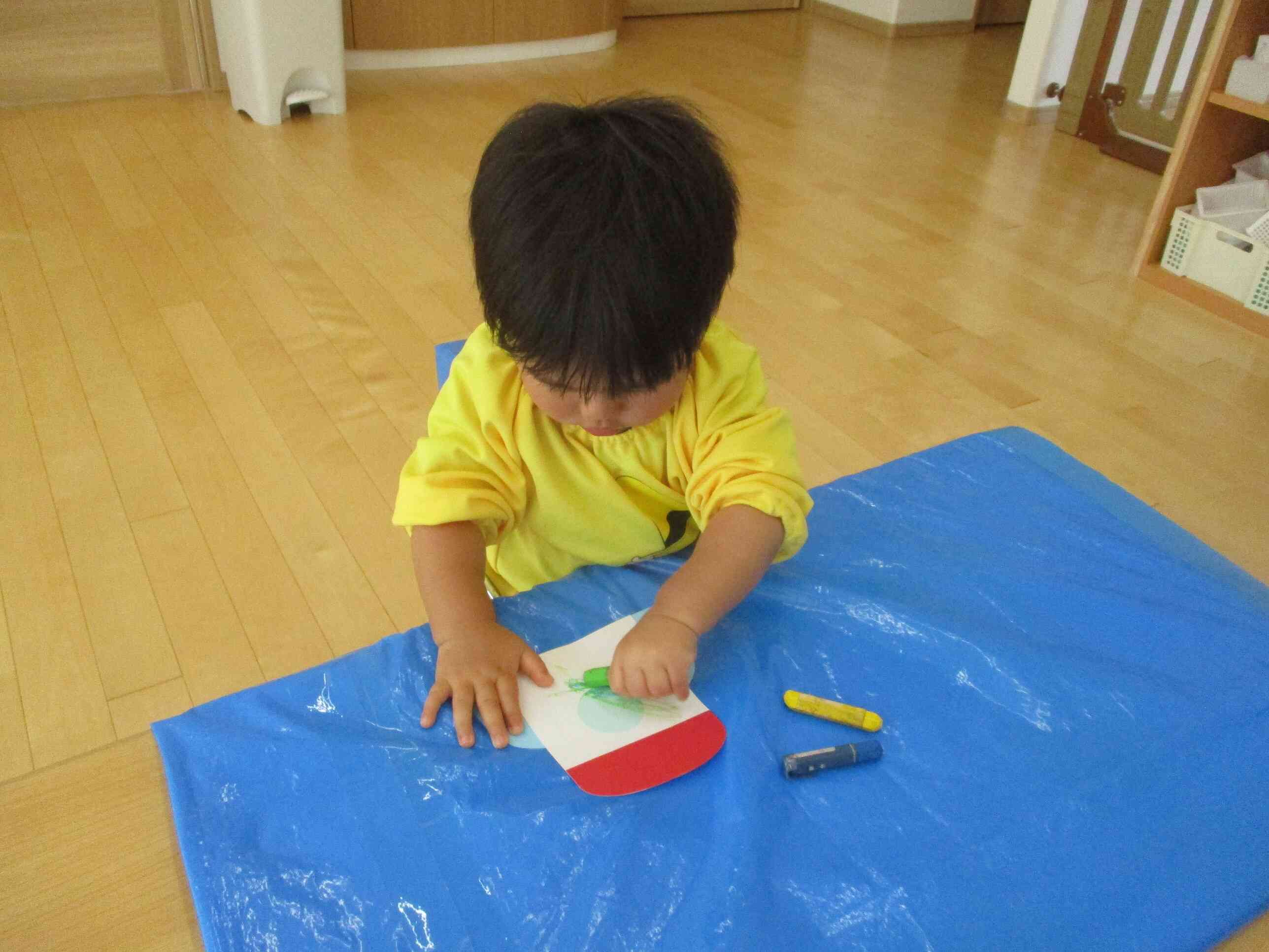 両手で