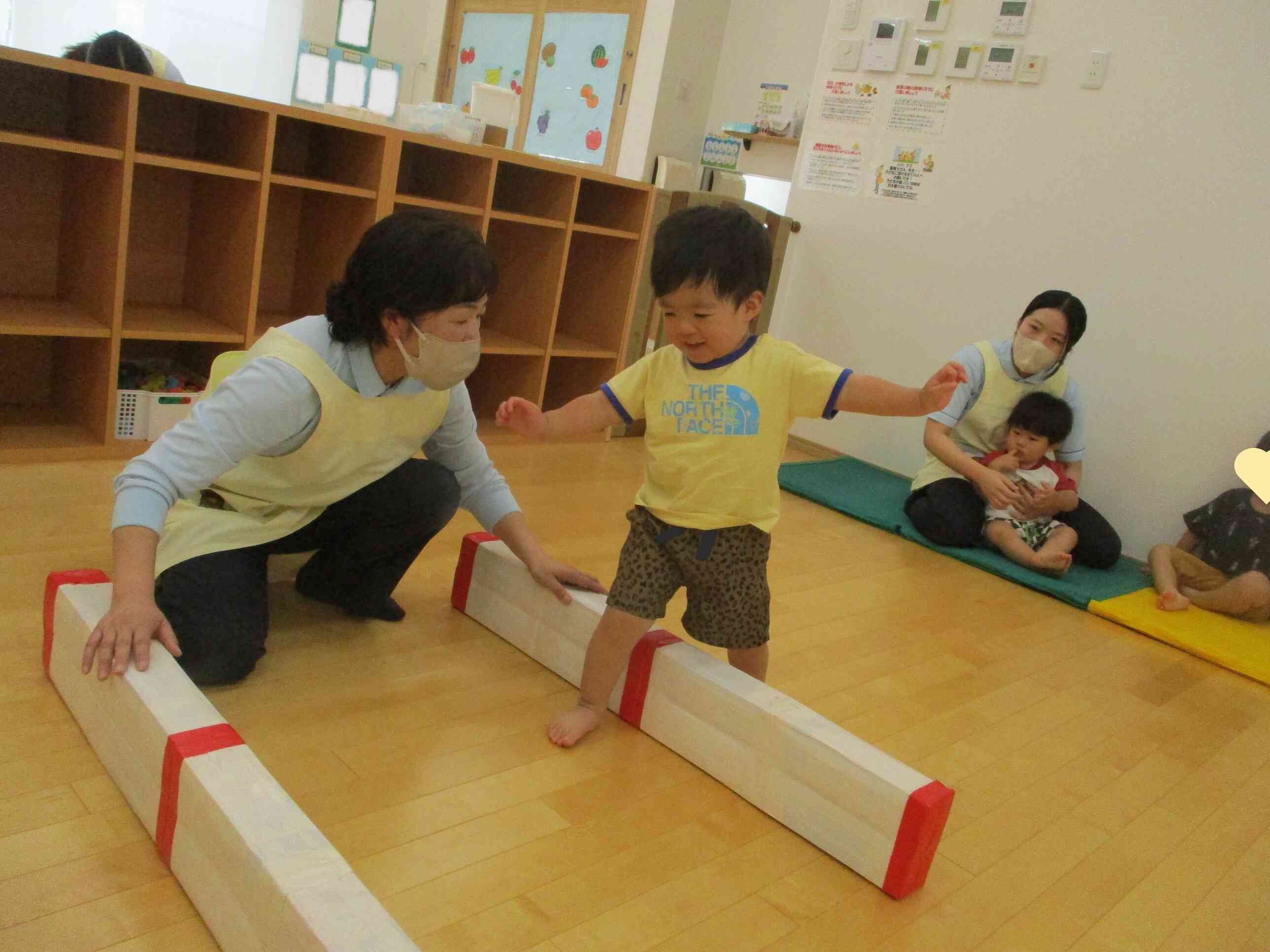 コーナーあそびの後は、室内での運動あそびを見てもらいました。