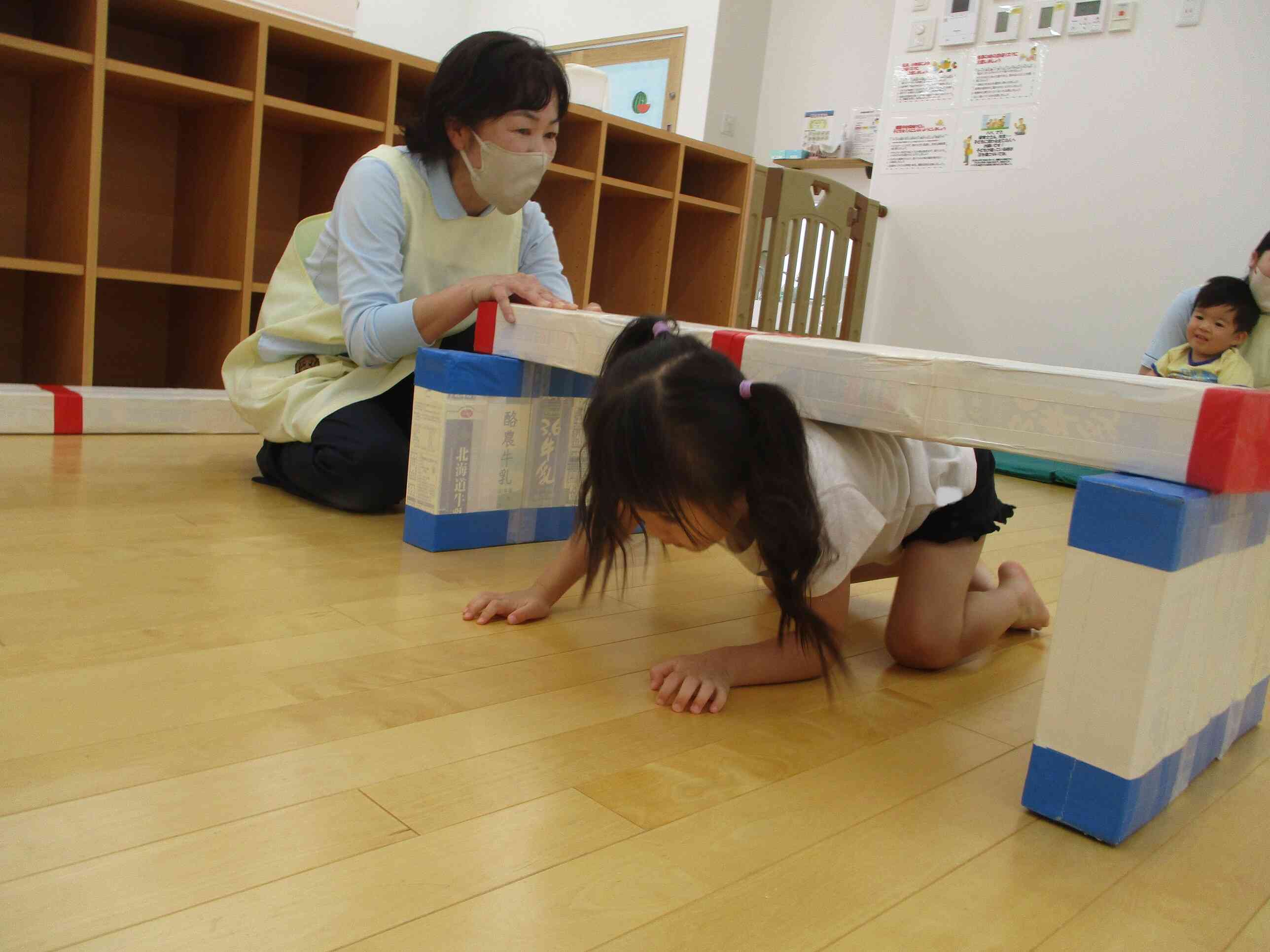 下をくぐるのも楽しんでいました。