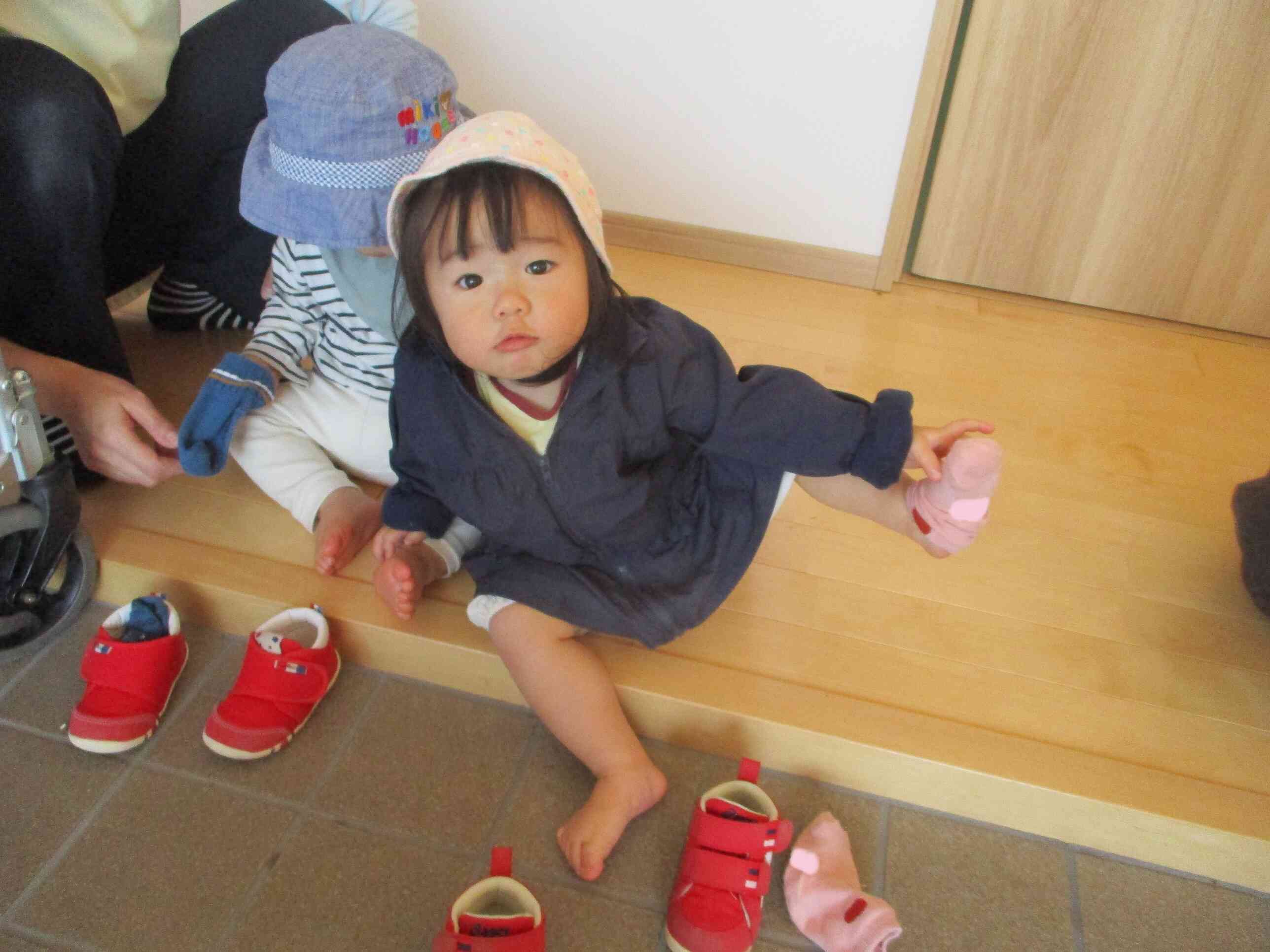 ただいま！靴と靴下も少しずつ自分でできるようになってきました。