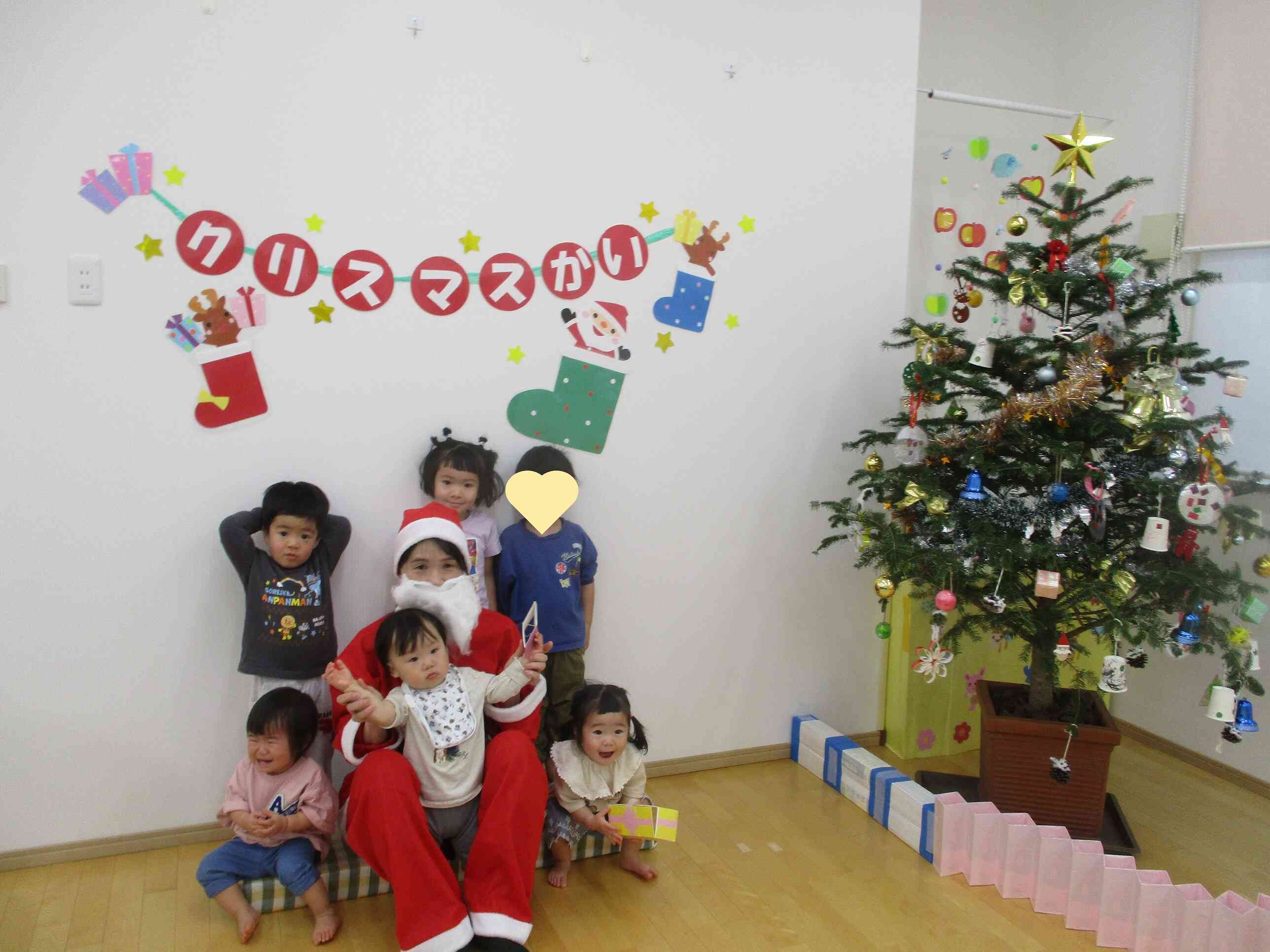 サンタさんありがとう！サンタさんの登場にびっくりして泣く子もいましたが記念撮影ができました。