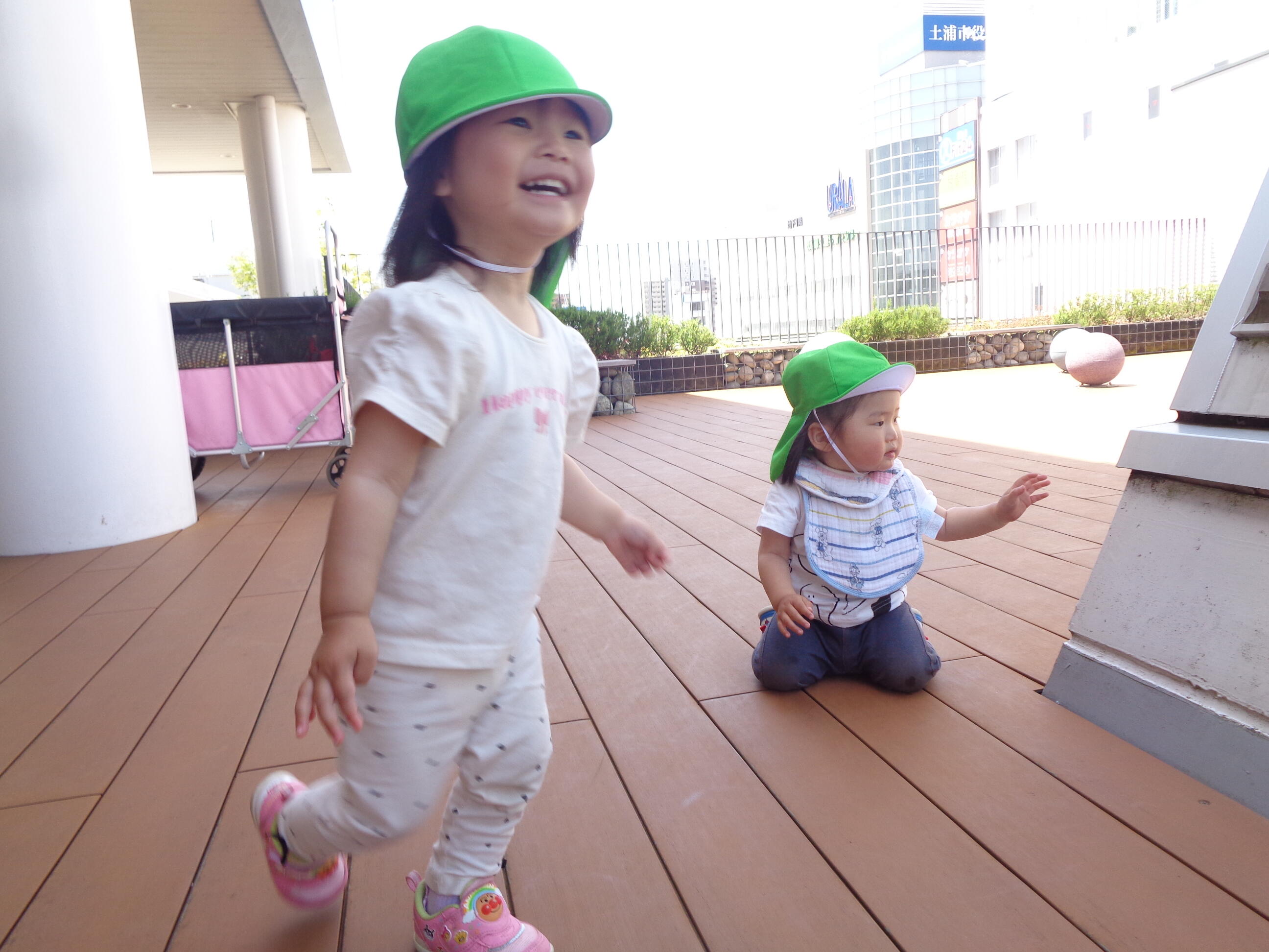 あひる組（1歳児クラス）のお友達も一緒にカケッコ！みんなで遊ぶと楽しいね。