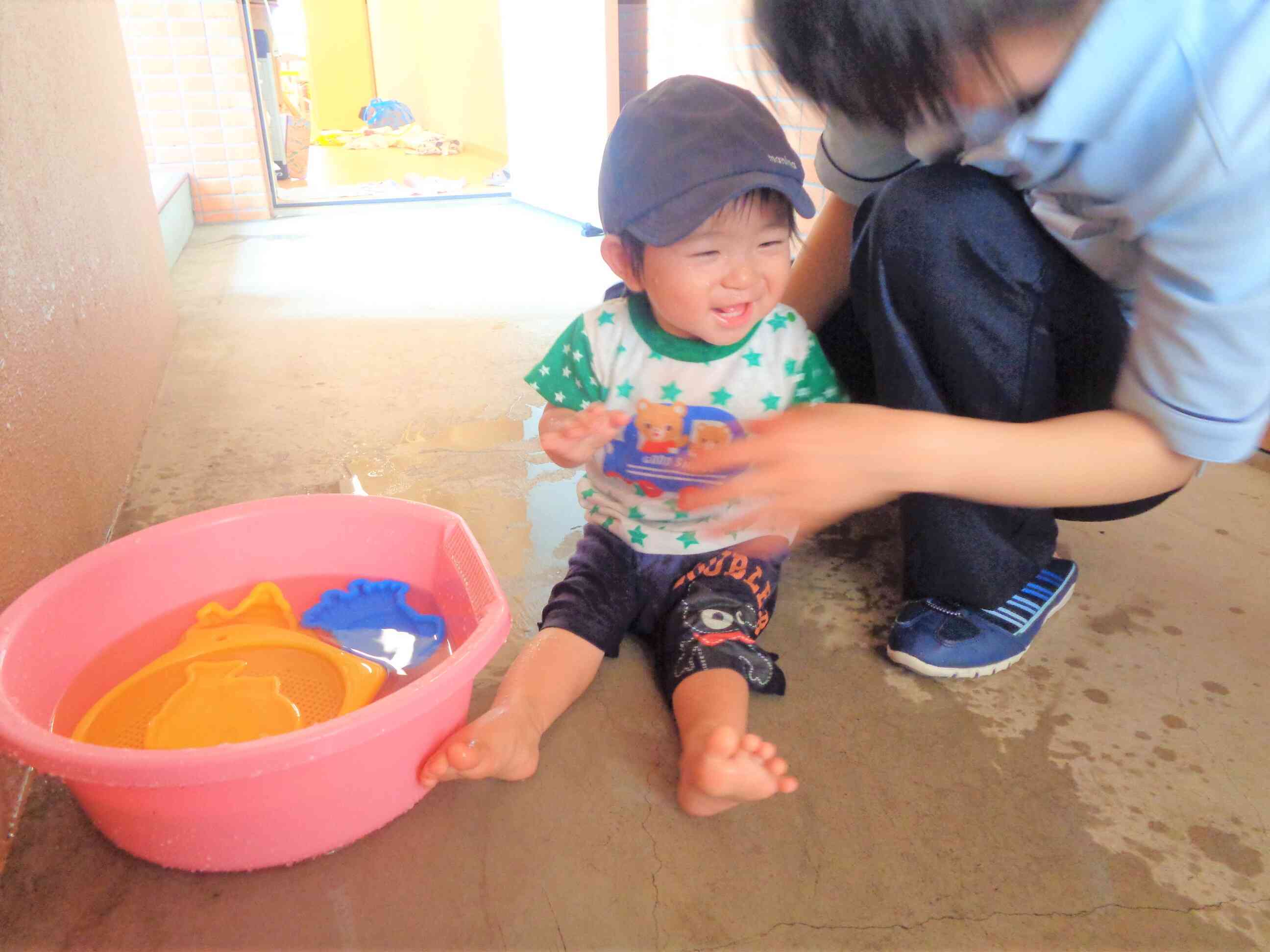 最初は尻込みしたけど、今は大好き　♪　水遊び
