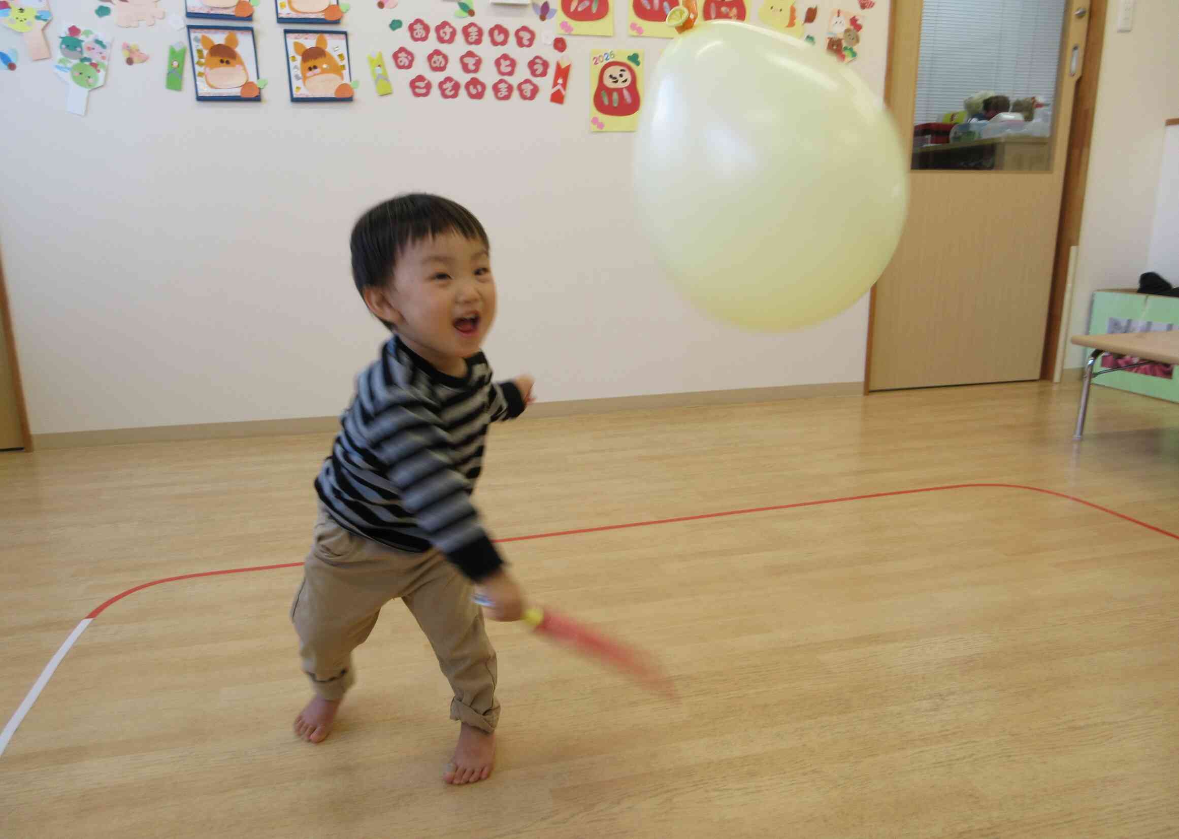 お正月遊び☆～風船羽根つき～