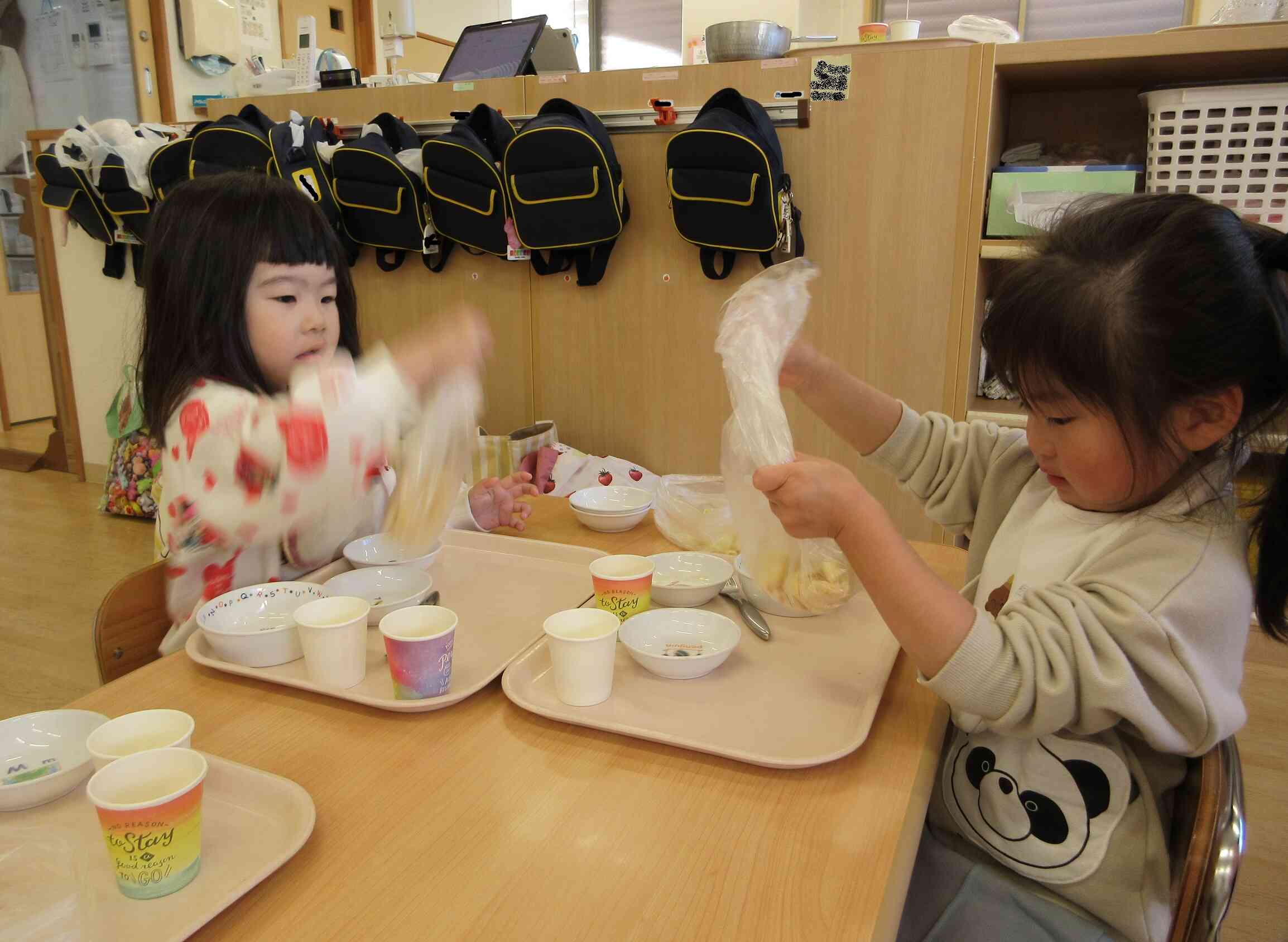 袋をシャカシャカ♪