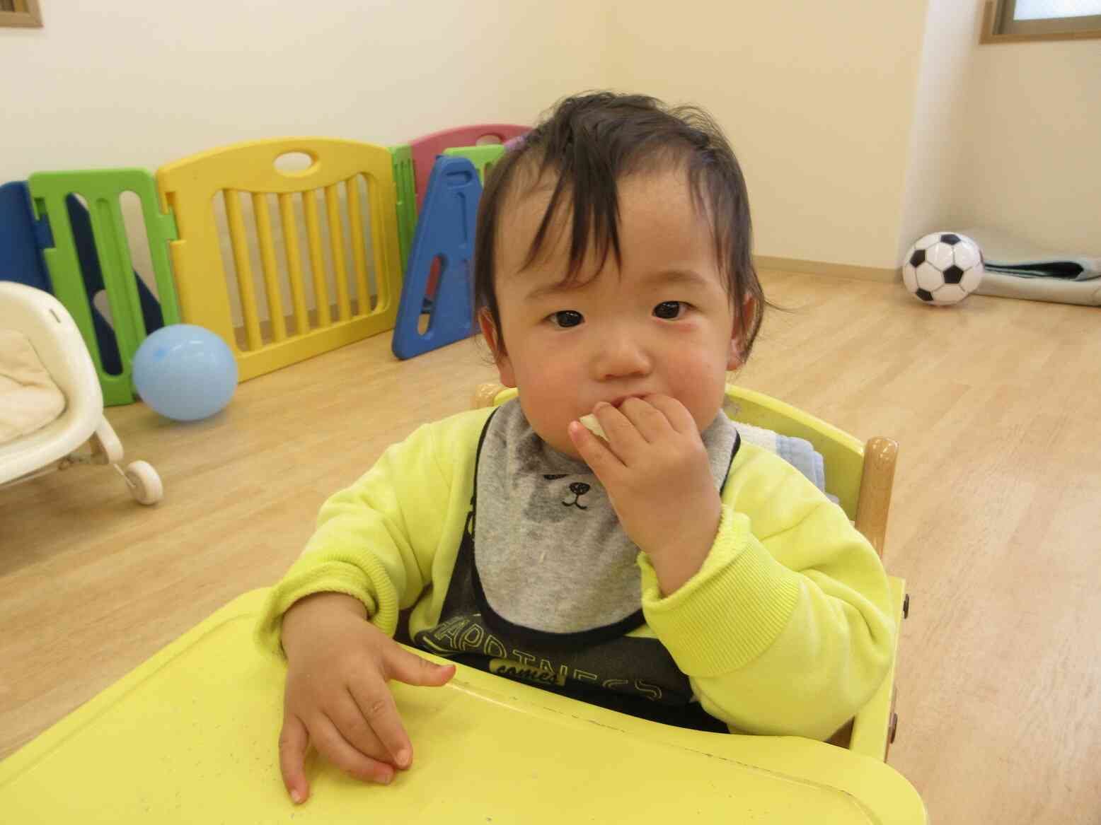 おやつも自分で上手に食べるよ♪