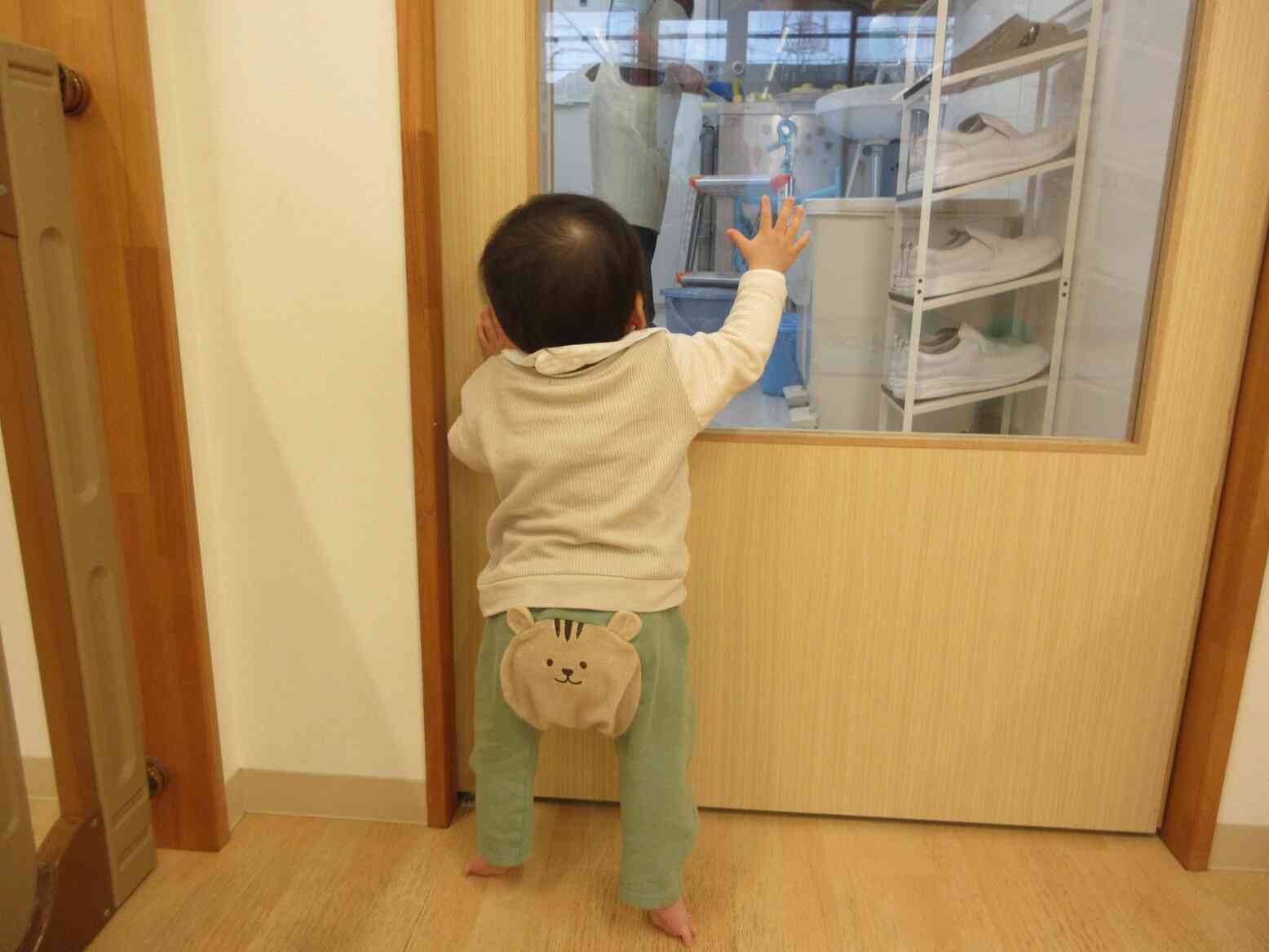 「なにがあるのかな？」と給食室に興味津々です！