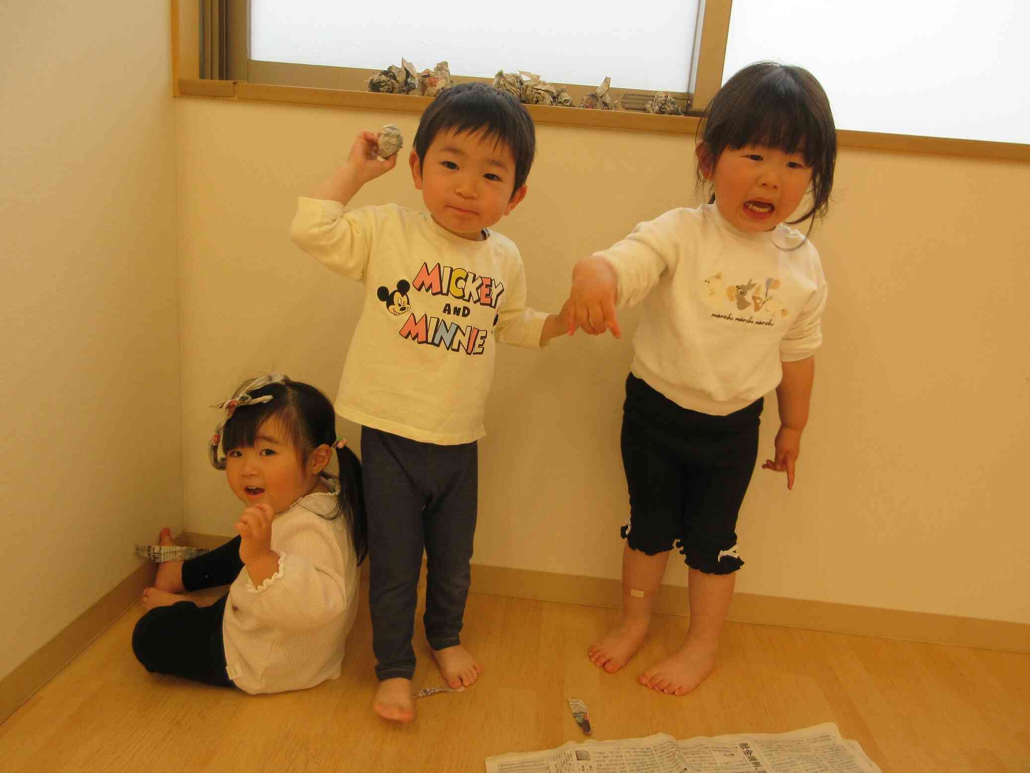 新聞紙遊び～あひる組・うさぎ組～