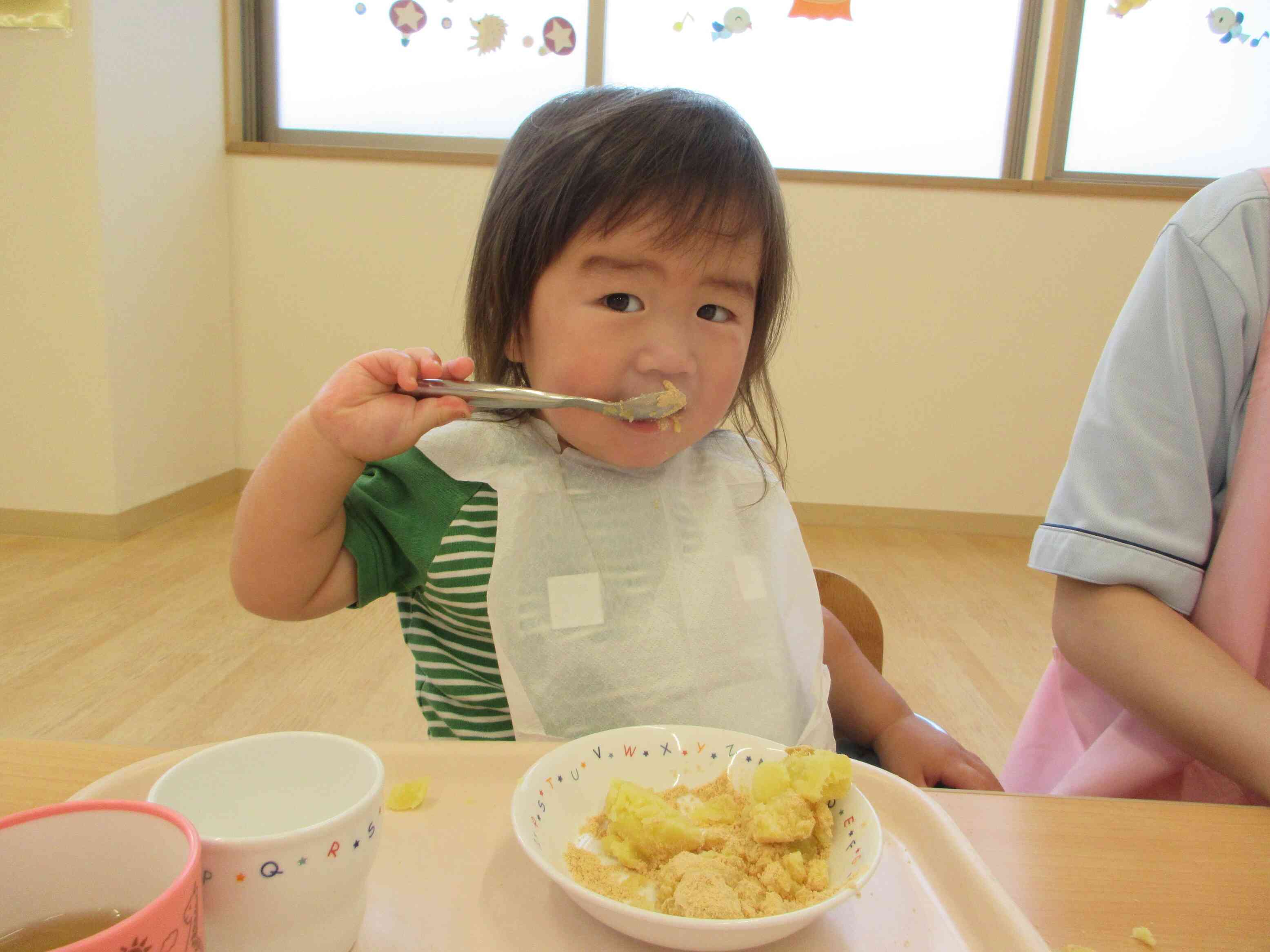 上手にスプーンを持って食べていました☆