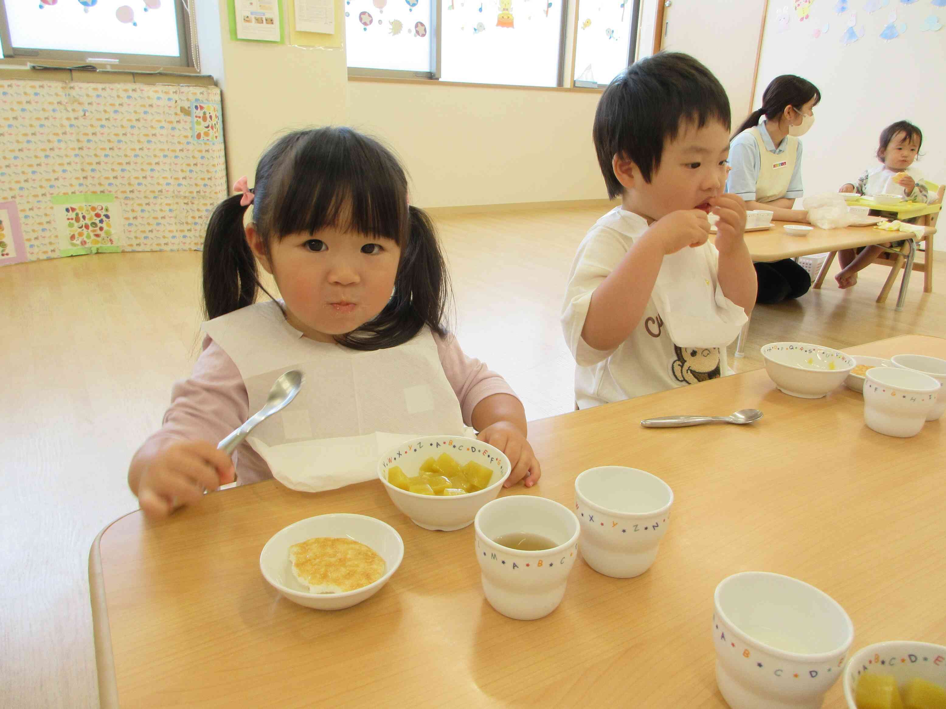 「おいしいね♡」と言いながら一口ぱくっ♪