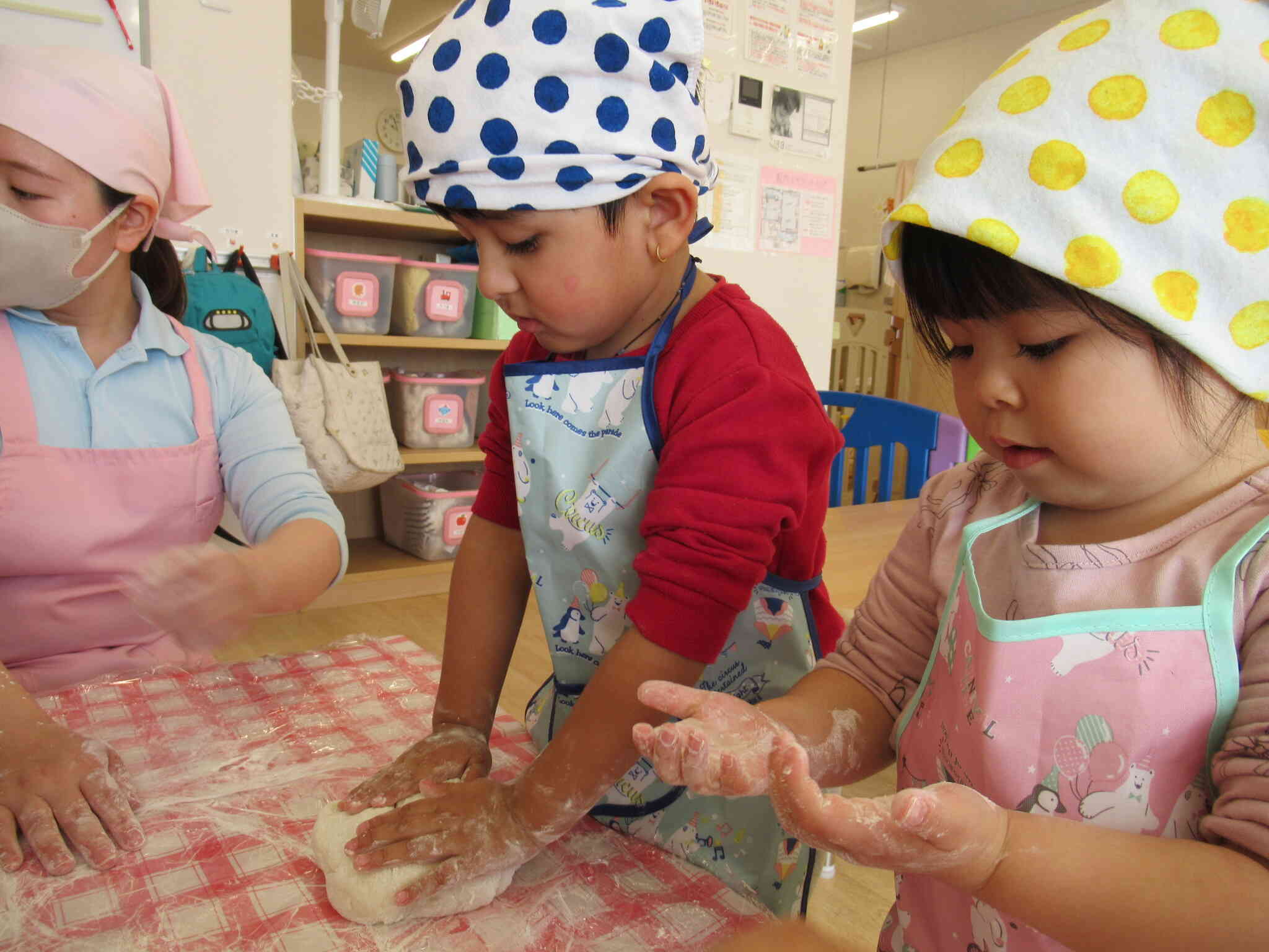 食育「鏡餅づくり」（2歳児 うさぎ組）｜ニチイキッズ津田沼ふじさき