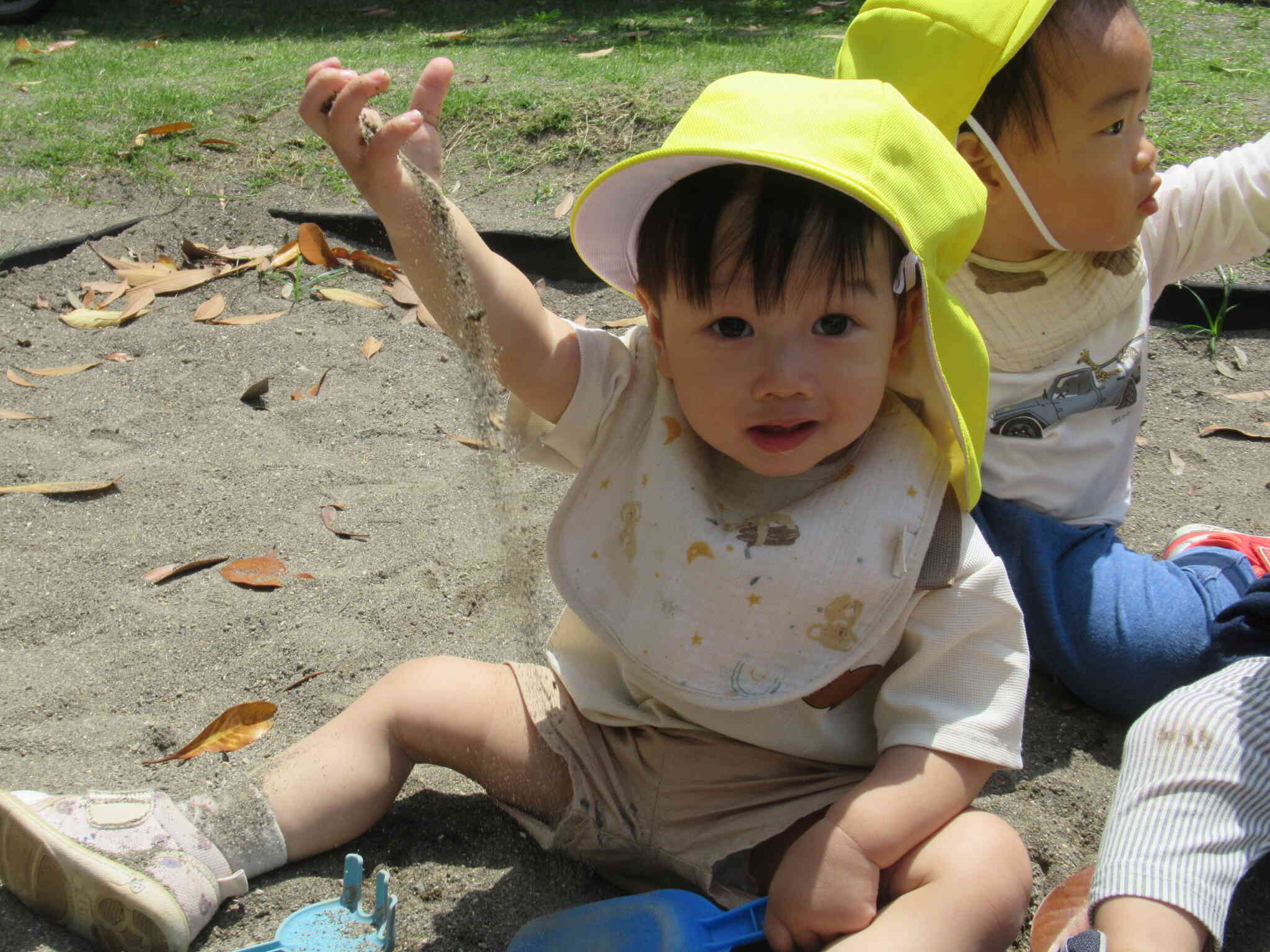 砂遊び楽しいよ！（あひる組1歳児）