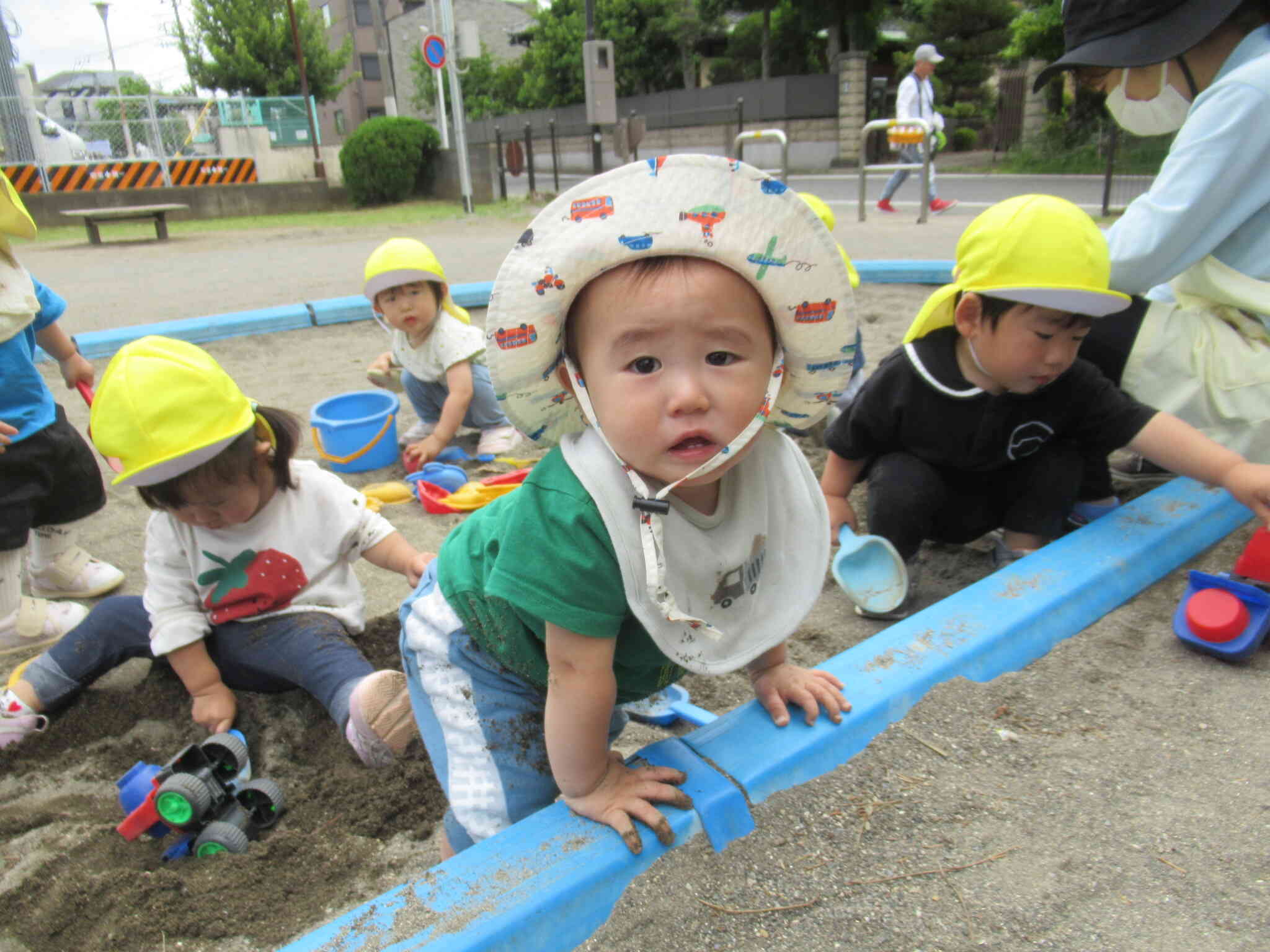 僕も一緒にお砂遊び♪