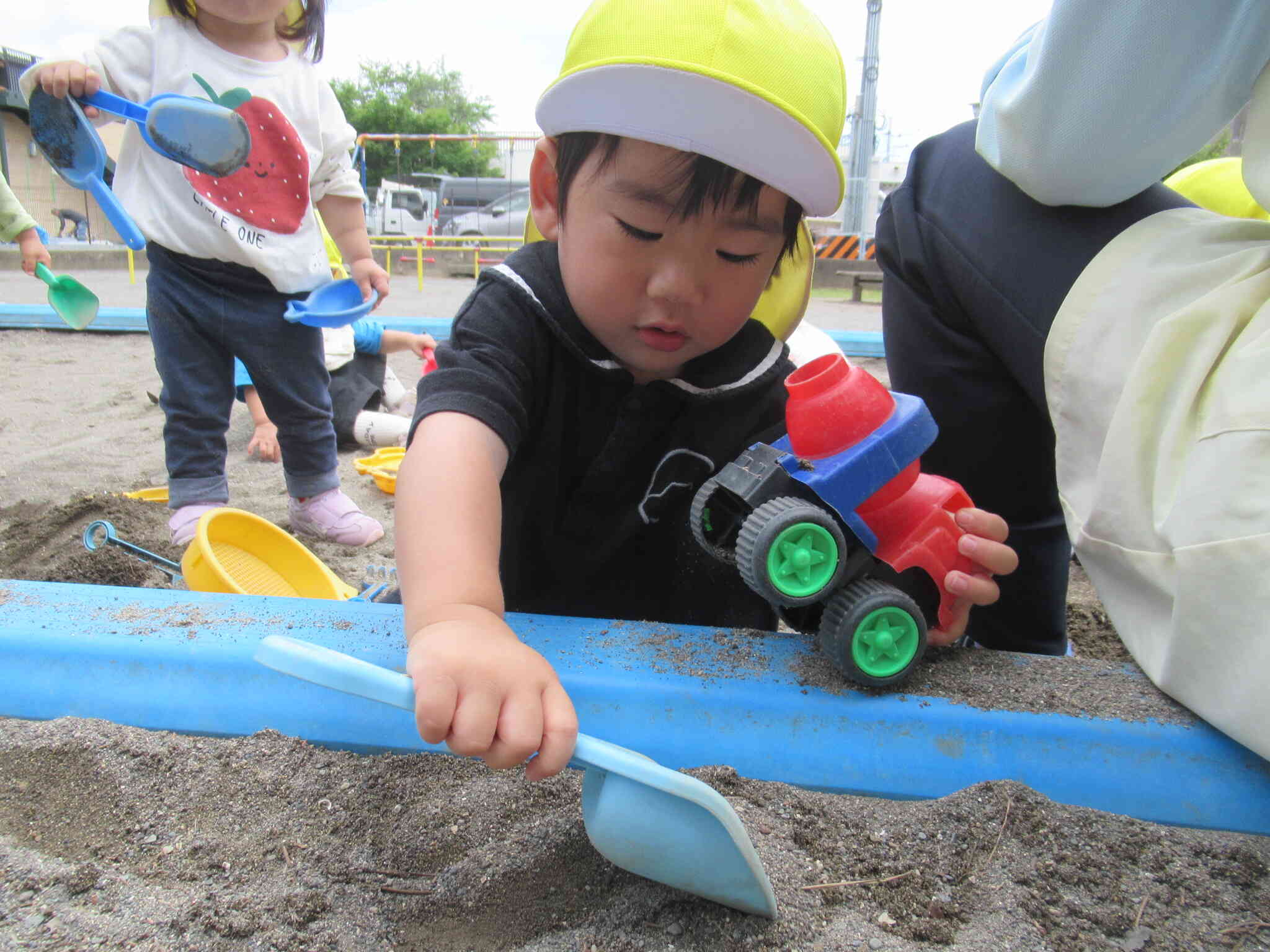 はたらく車にお砂を入れまーす！