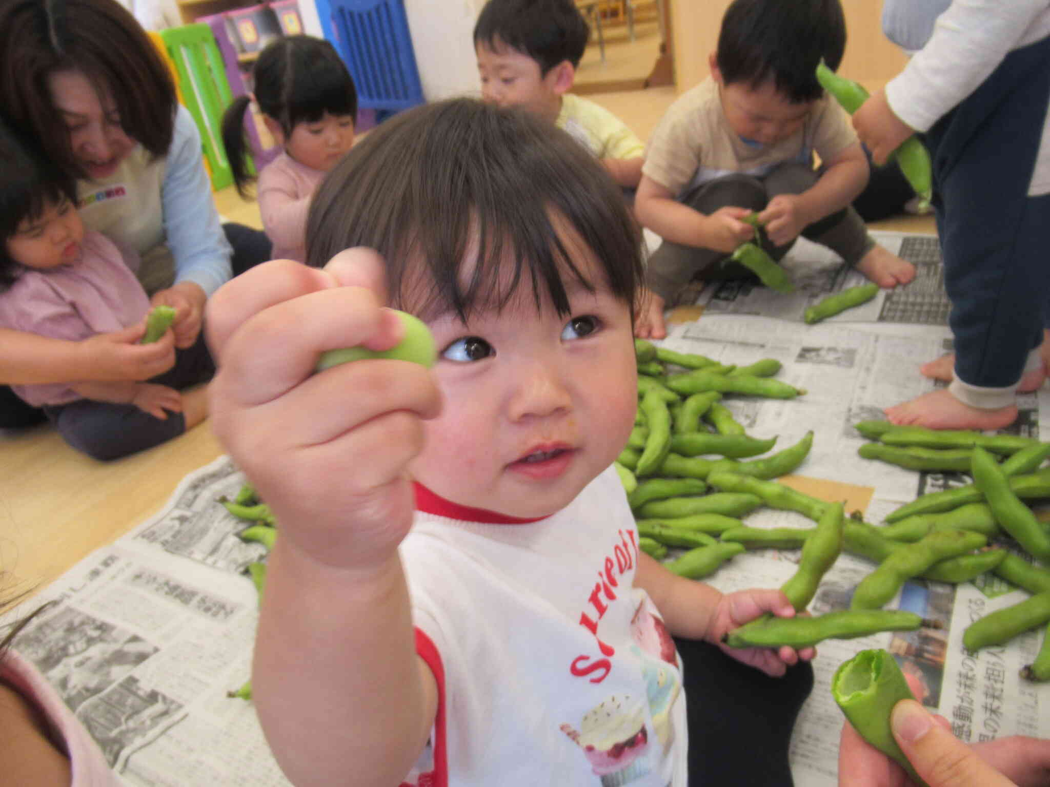 【食育活動】旬の食材“そらまめ”のさやむき・お豆がいっぱい！(3クラス）