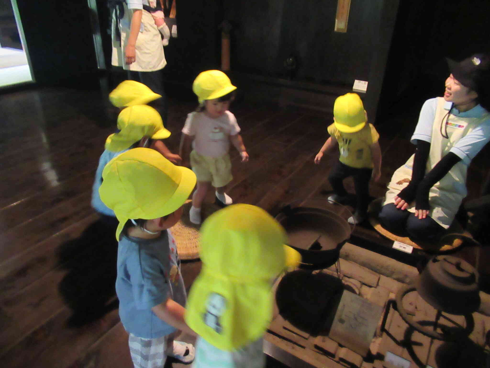昔のお家をみんなで探検(あひる組1歳児ひよこ組0歳児)