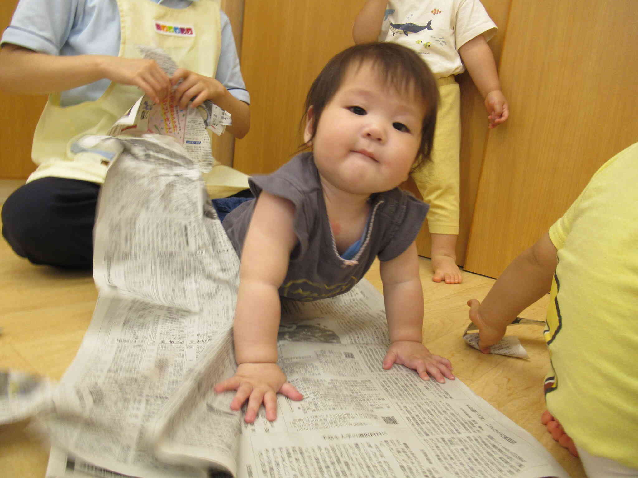 新聞紙遊びも楽しいね♡