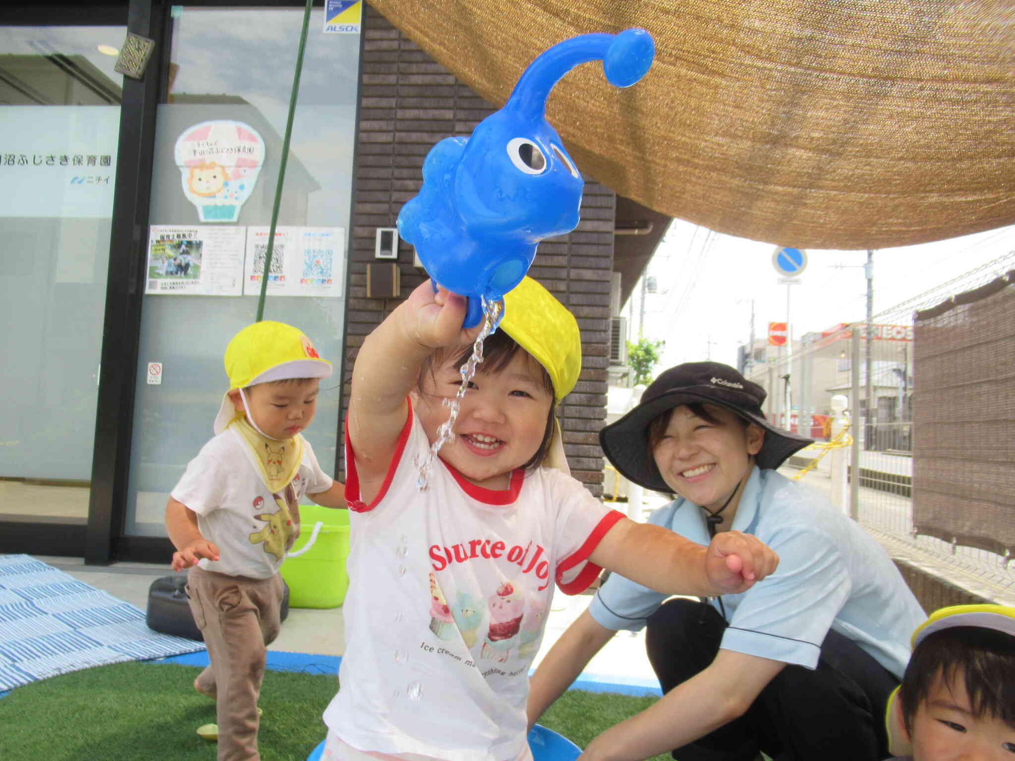 今年度はじめての水あそび！（ひよこ組0歳児・あひる組1歳児）