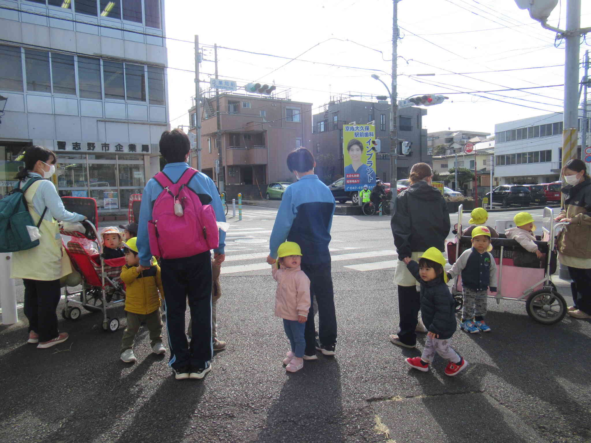 お兄さん先生に手をつないでもらい、とってもいい子のお友だち❤