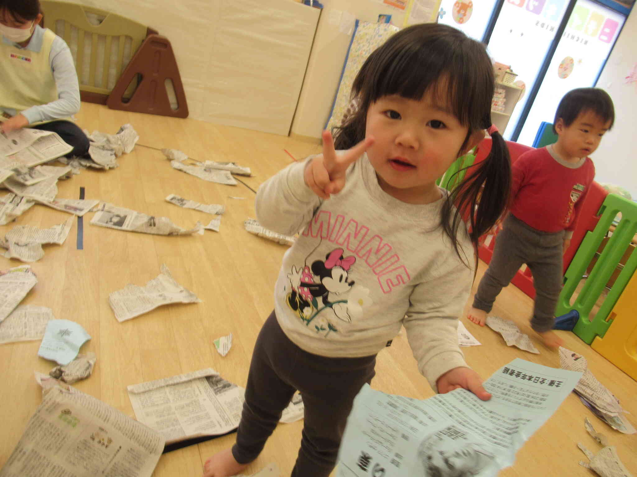 新聞紙遊び楽しいー♪
