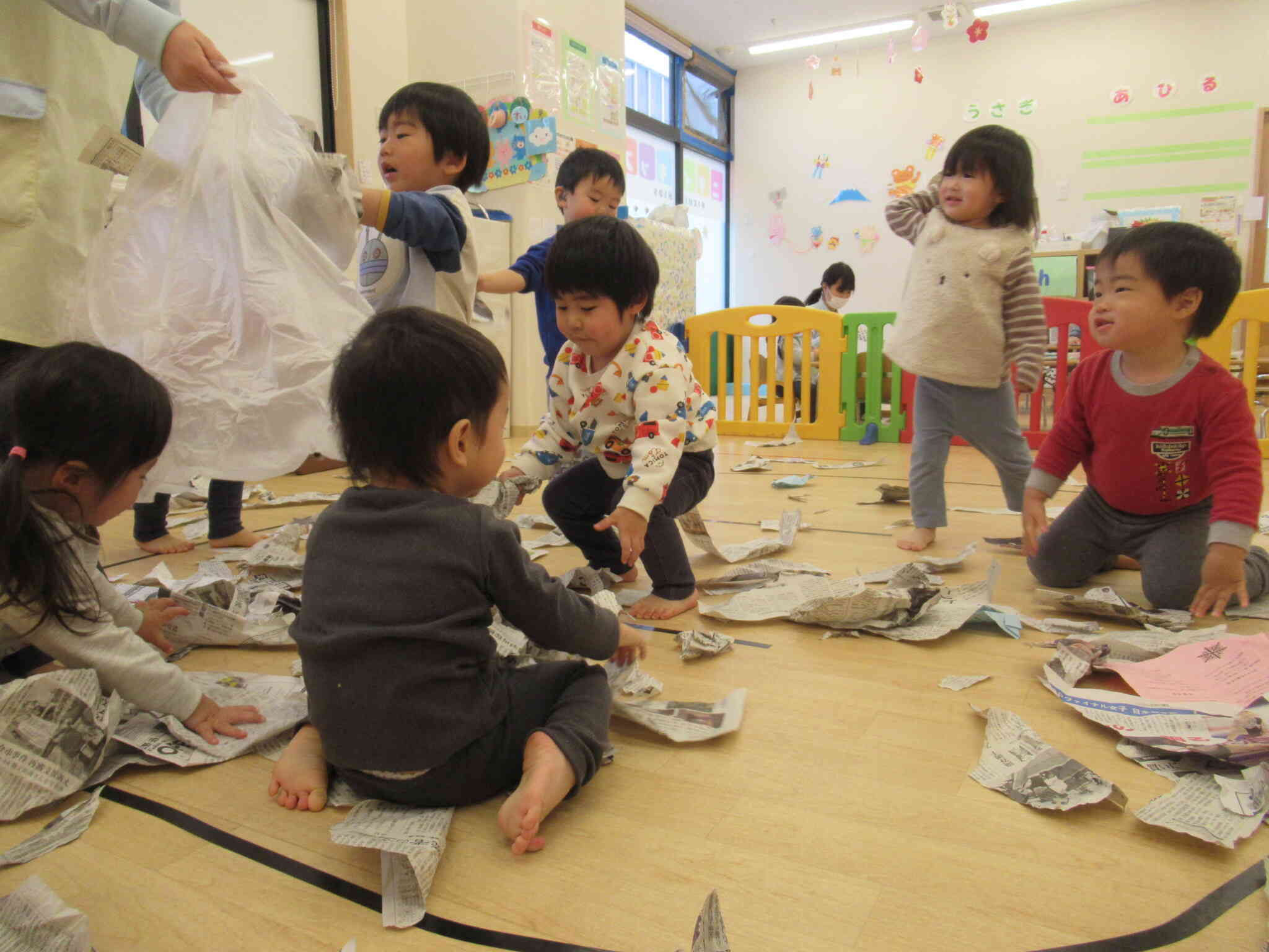 室内で新聞紙＆粘土遊び♪(1歳児 あひる組)